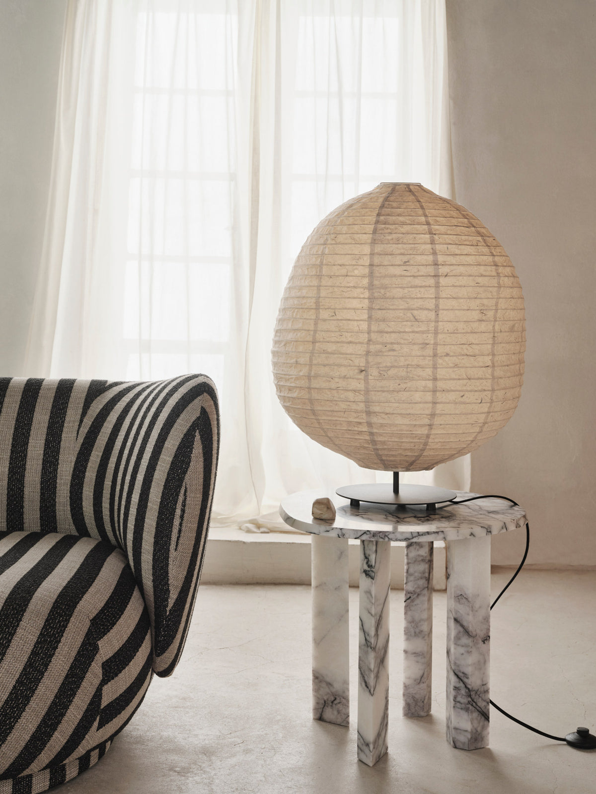 Taula Beistelltisch in White/Charcoal präsentiert im Onlineshop von KAQTU Design AG. Couchtisch ist von Ferm Living