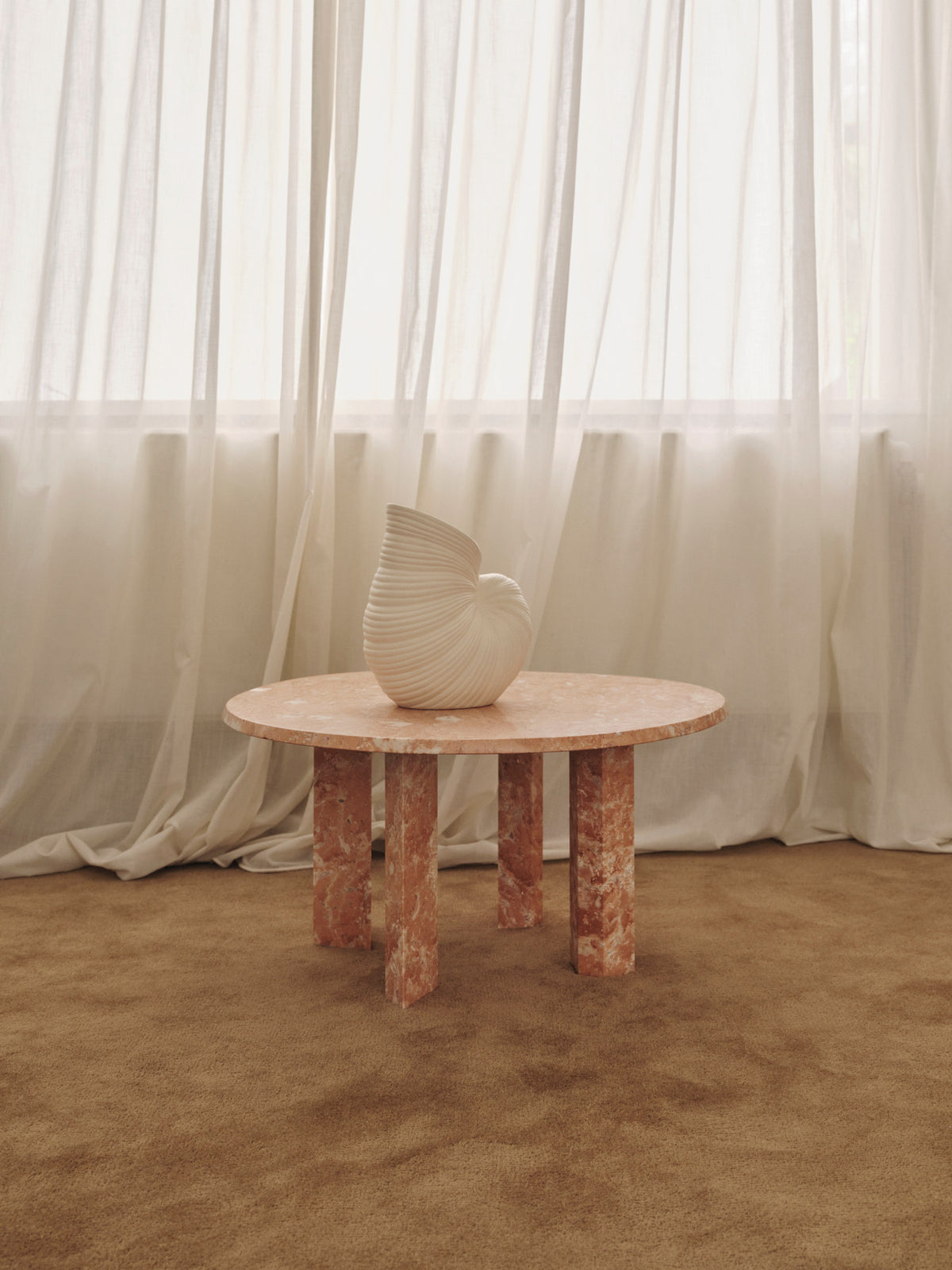 Taula Coffee Table in Rose präsentiert im Onlineshop von KAQTU Design AG. Couchtisch ist von Ferm Living