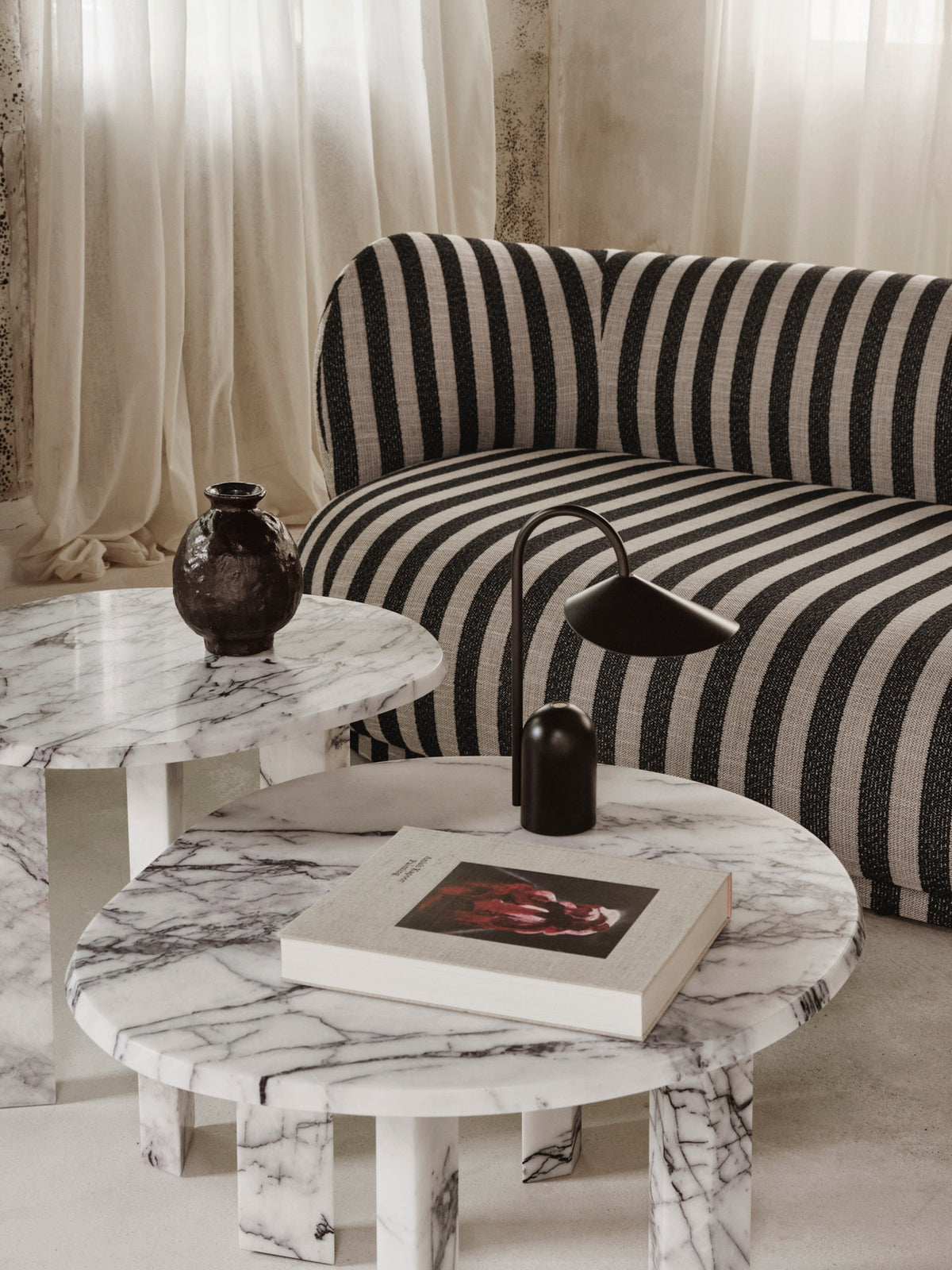 Taula Coffee Table in White/Charcoal präsentiert im Onlineshop von KAQTU Design AG. Couchtisch ist von Ferm Living