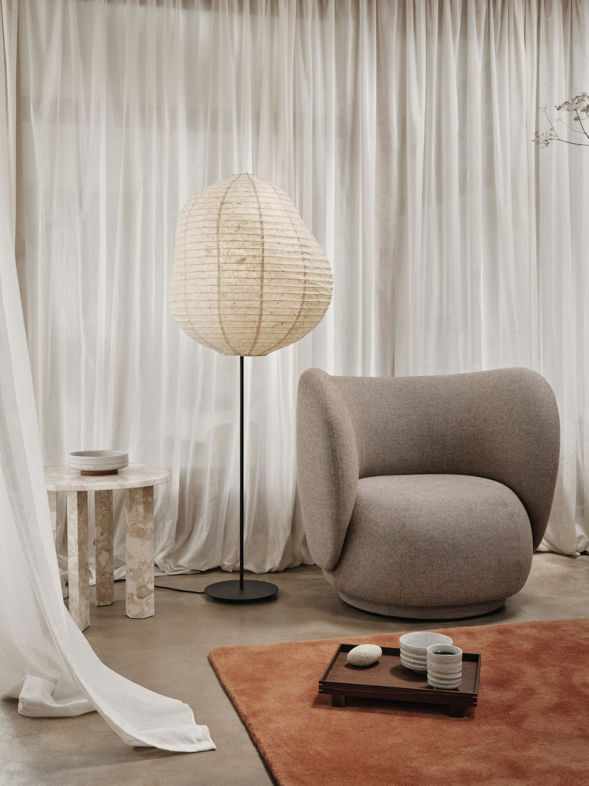 Kurbis Stehleuchte Tall in Natural/Black präsentiert im Onlineshop von KAQTU Design AG. Stehleuchte ist von Ferm Living