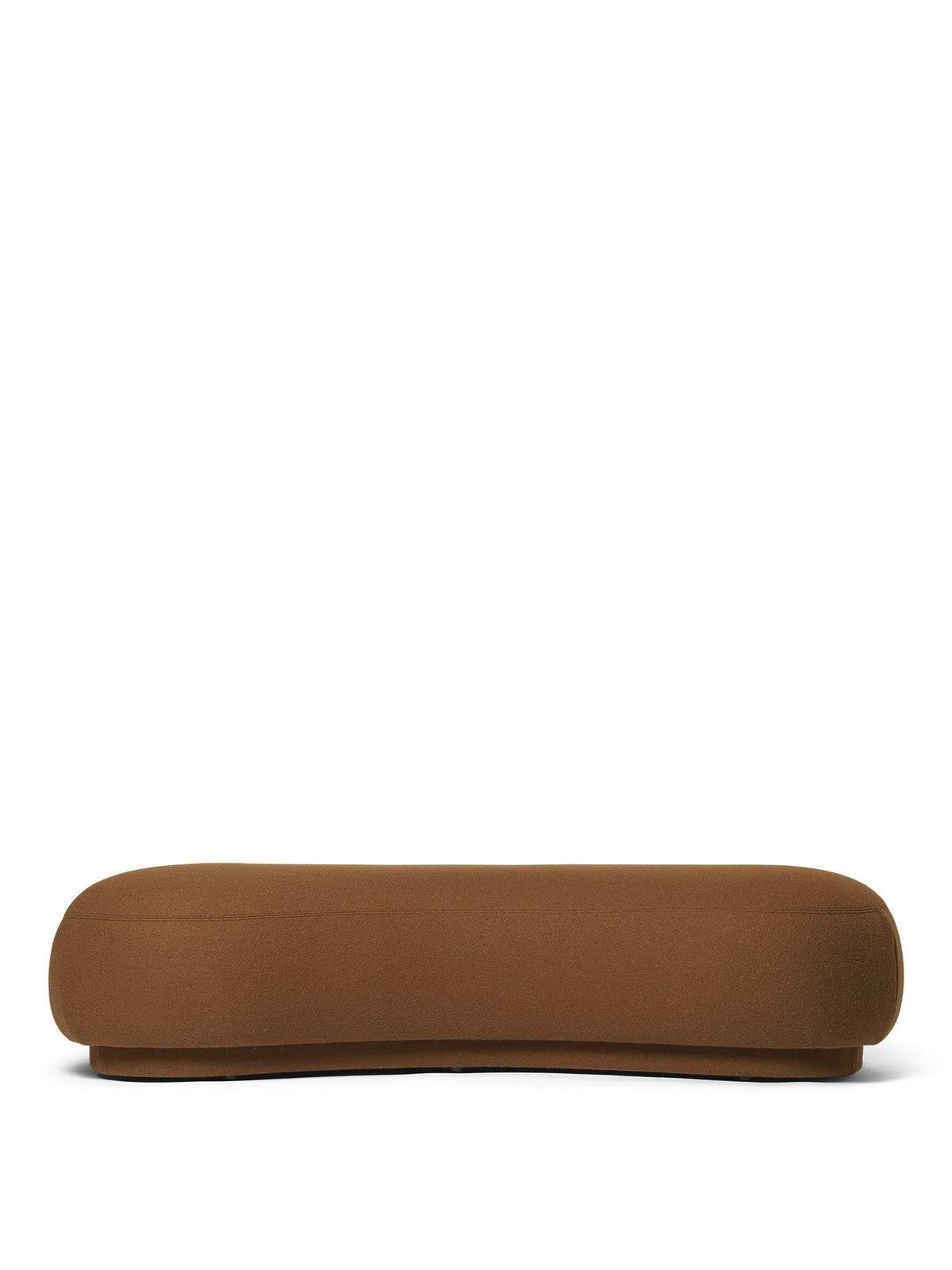 Niedriger, langgestreckter Polsterhocker Rico Lounger mit Bouclé-Bezug in Offwhite