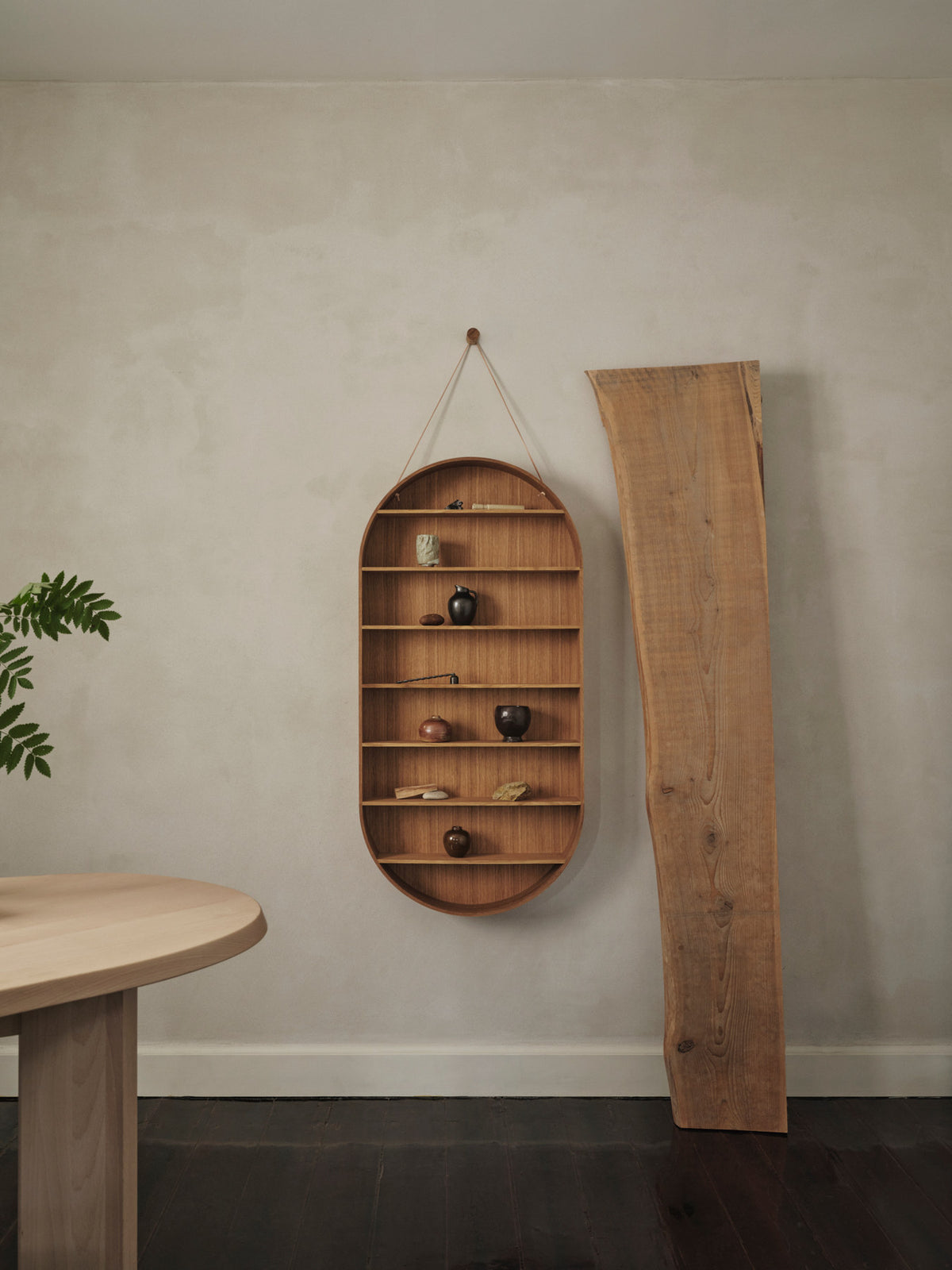 Oval Dorm in Oiled Oak präsentiert im Onlineshop von KAQTU Design AG. Wandregal ist von Ferm Living