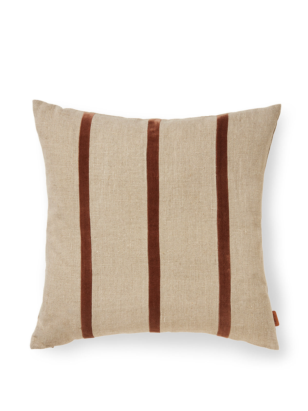 Senti Stripe Kissen Cover in Linen/Carob Brown präsentiert im Onlineshop von KAQTU Design AG. Deko Kissenbezug ist von Ferm Living