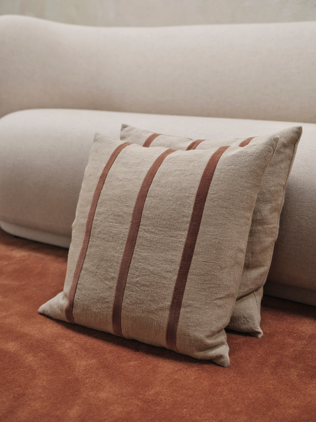 Senti Stripe Kissen Cover in Linen/Carob Brown präsentiert im Onlineshop von KAQTU Design AG. Deko Kissenbezug ist von Ferm Living