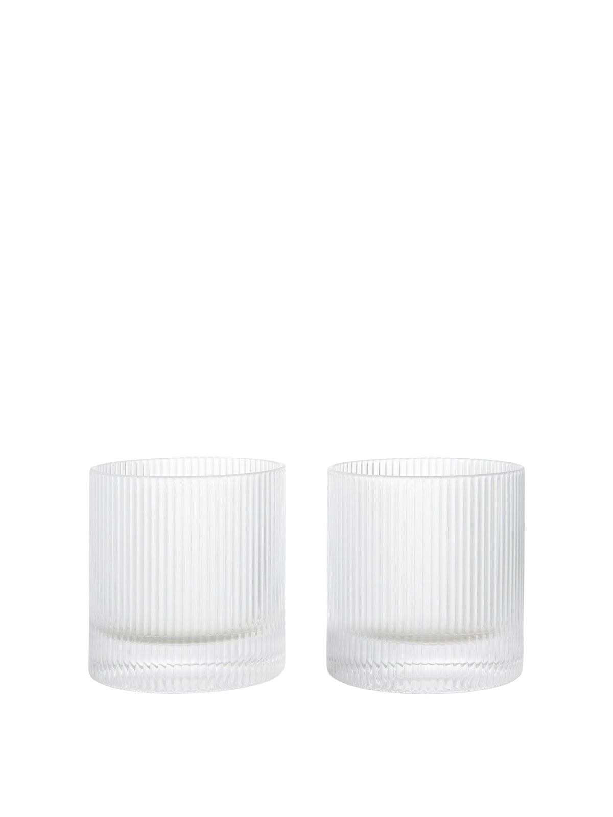 Zwei Tumbler-Gläser aus mundgeblasenem Glas in Blush mit geriffelter Oberfläche und geometrischer Silhouette, Ferm Living Ripple Serie.