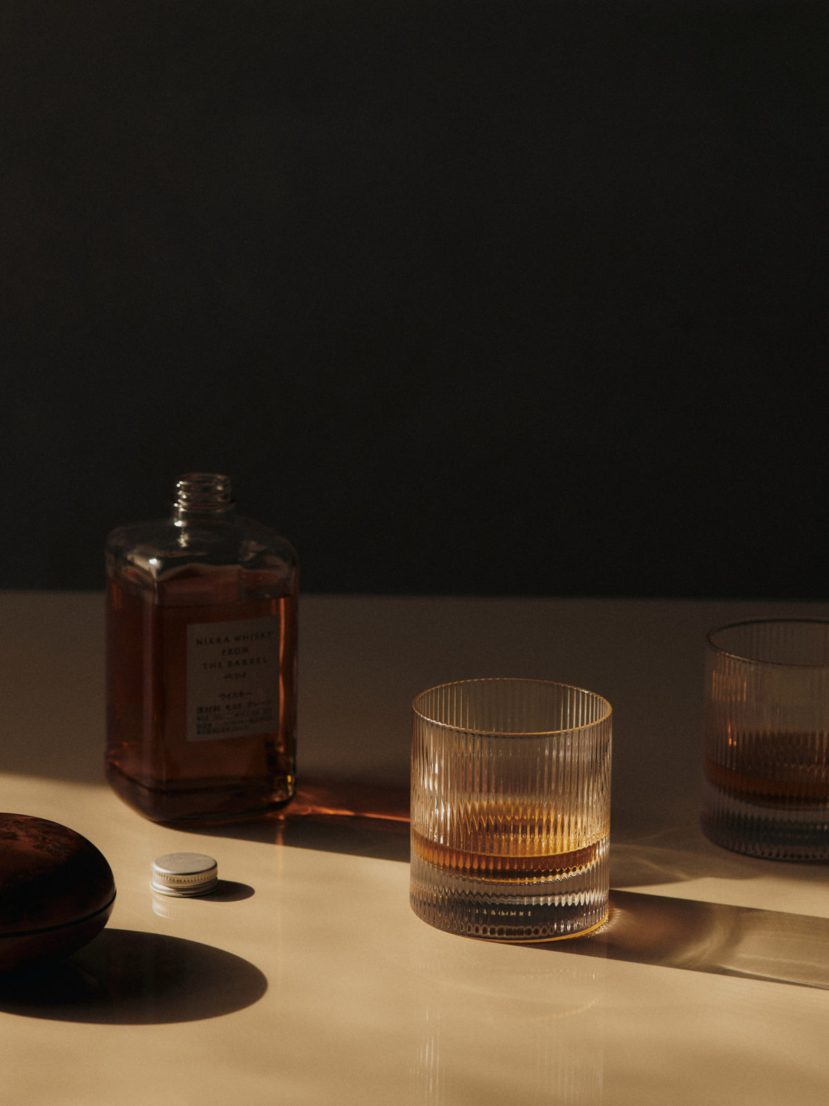 Zwei Tumbler-Gläser aus mundgeblasenem Glas in Blush mit geriffelter Oberfläche und geometrischer Silhouette, Ferm Living Ripple Serie.