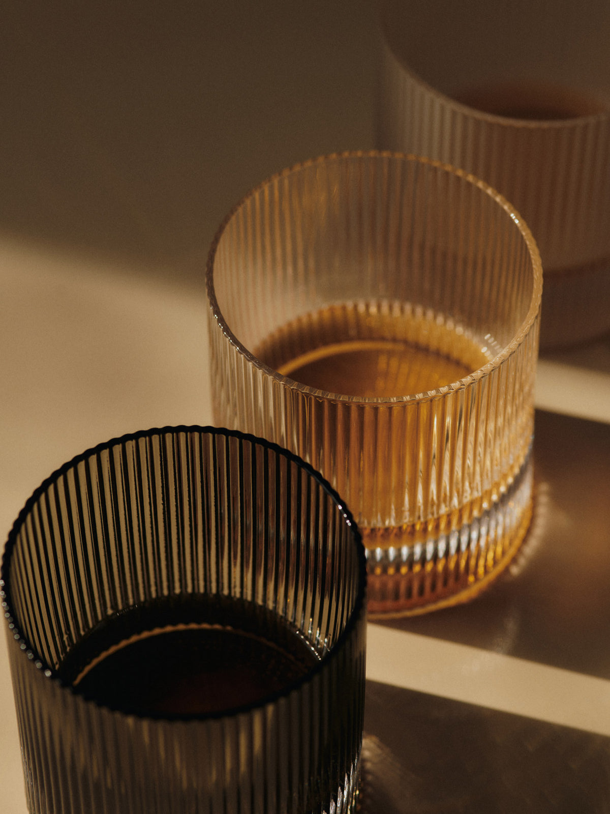 Zwei Tumbler-Gläser aus mundgeblasenem Glas in Blush mit geriffelter Oberfläche und geometrischer Silhouette, Ferm Living Ripple Serie.