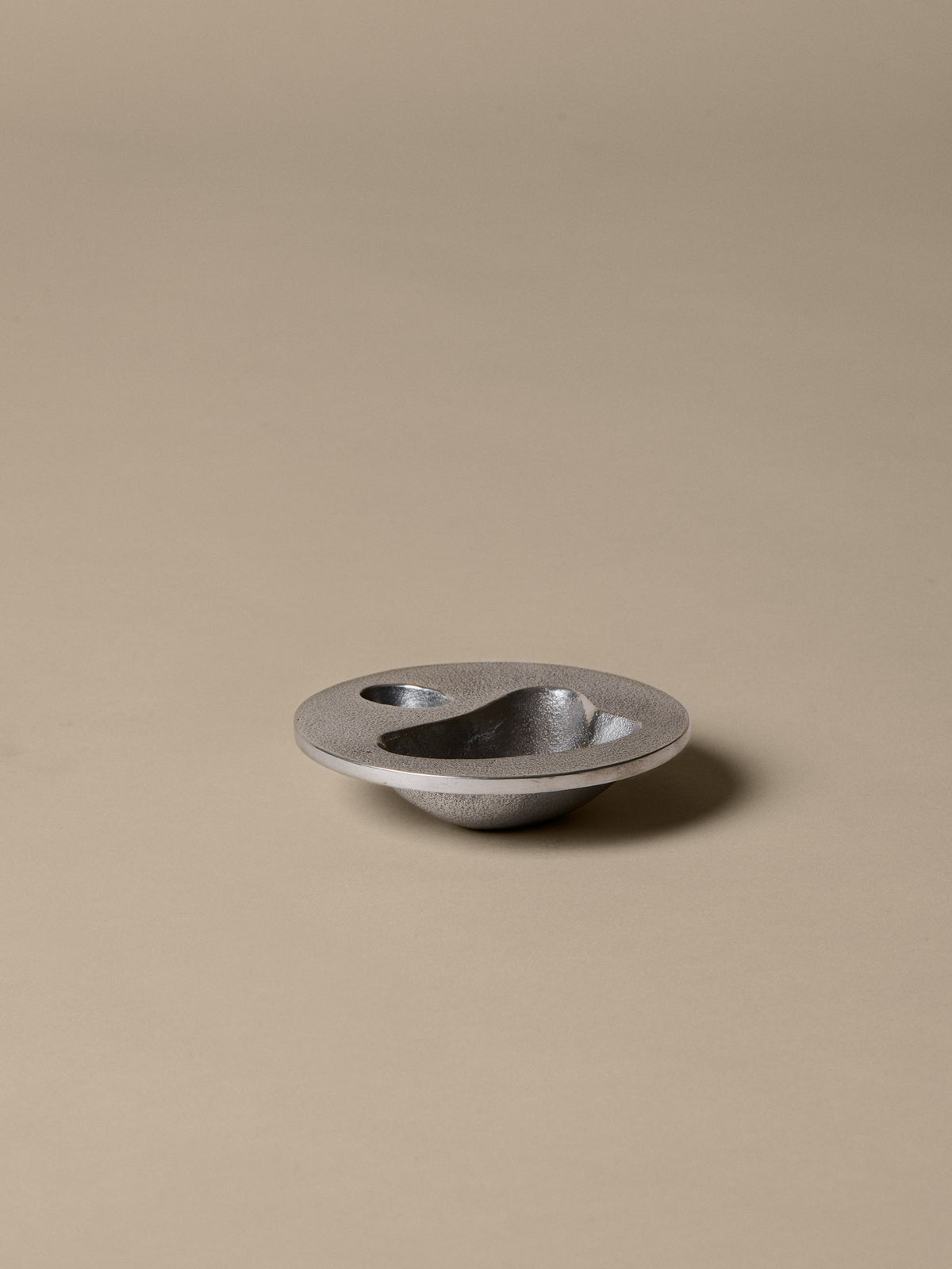 Niche Schale in Aluminium präsentiert im Onlineshop von KAQTU Design AG. Schale ist von Ferm Living