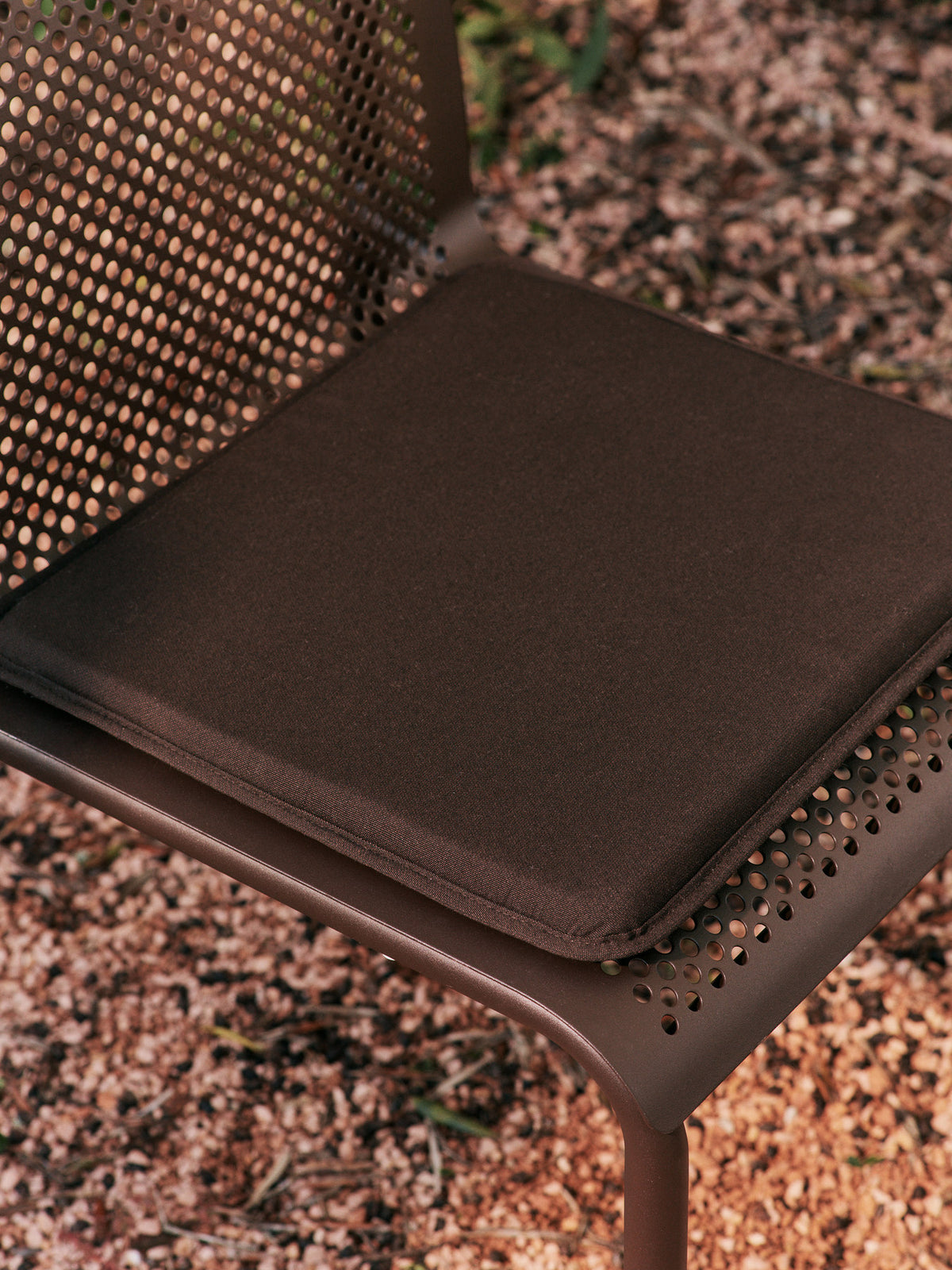 Dapple Stuhl in Dunkle Schokolade präsentiert im Onlineshop von KAQTU Design AG. Gartenstuhl ist von Ferm Living