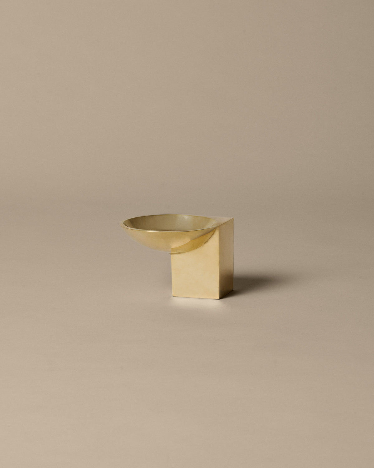 Santany Bowl Ø9,5 in Messing präsentiert im Onlineshop von KAQTU Design AG. Schale ist von Ferm Living