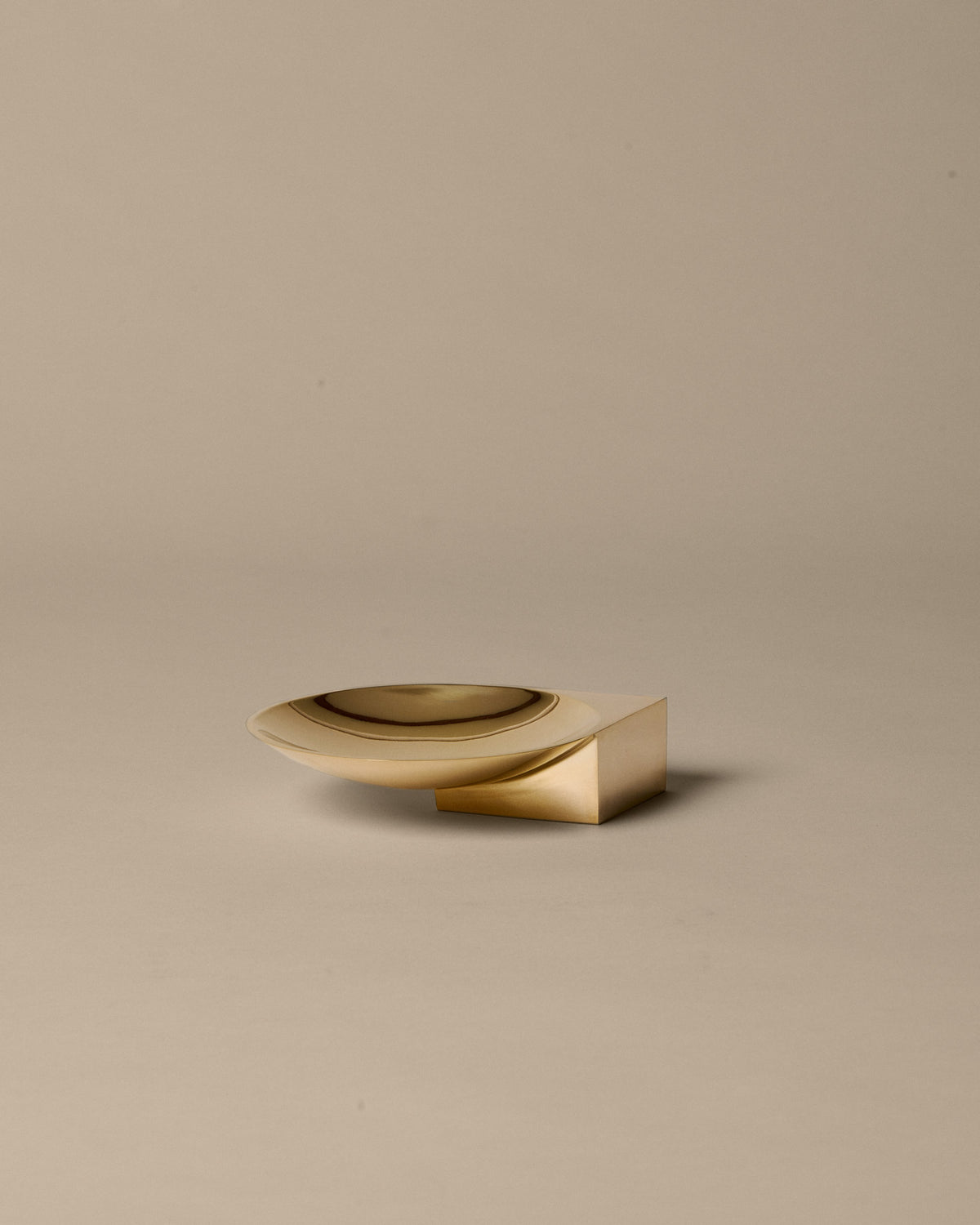 Santany Schale von Ferm Living in Messing, skulpturale Form mit polierter Oberfläche, Grösse 9.5x11.5x7cm, auch in weiteren Varianten erhältlich.