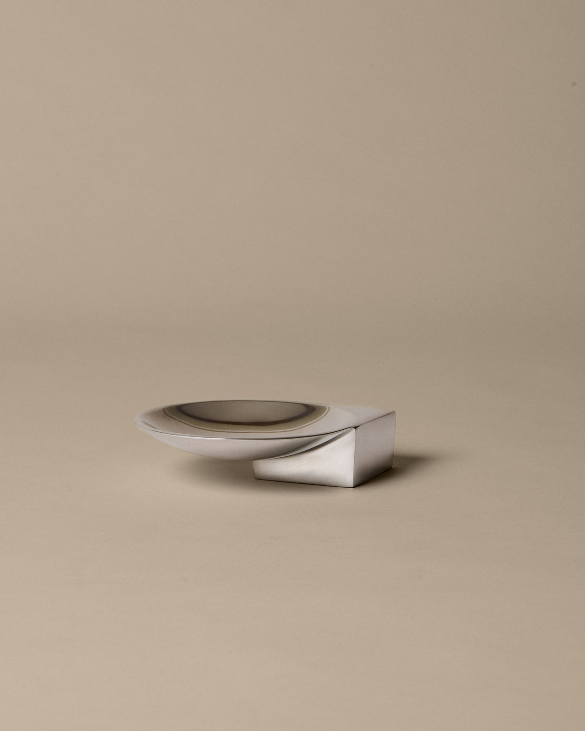 Santany Schale von Ferm Living in Messing, skulpturale Form mit polierter Oberfläche, Grösse 9.5x11.5x7cm, auch in weiteren Varianten erhältlich.