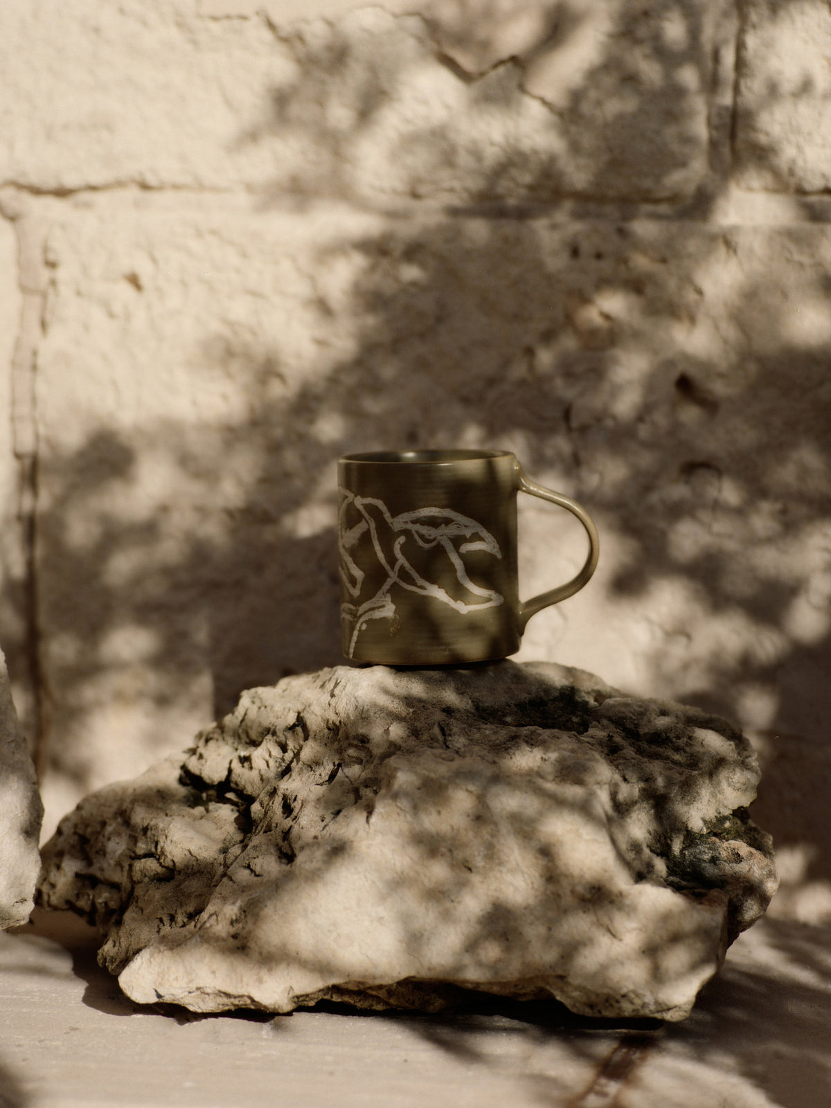 Vuelo Tasse in Elm Green präsentiert im Onlineshop von KAQTU Design AG. Tasse ist von Ferm Living