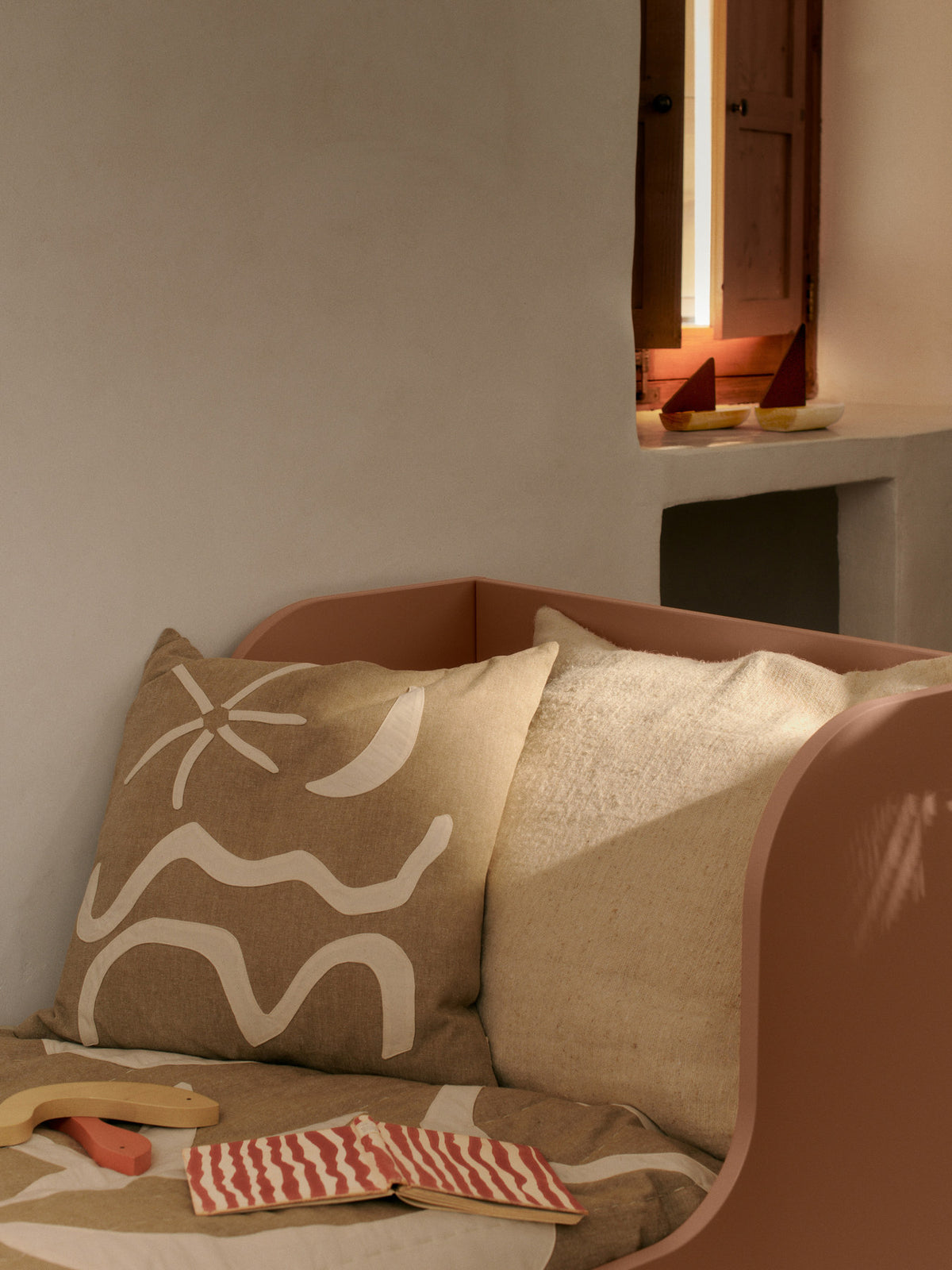 Kove Applique Kissen in Bräune präsentiert im Onlineshop von KAQTU Design AG. Deko Kissen ist von Ferm Living