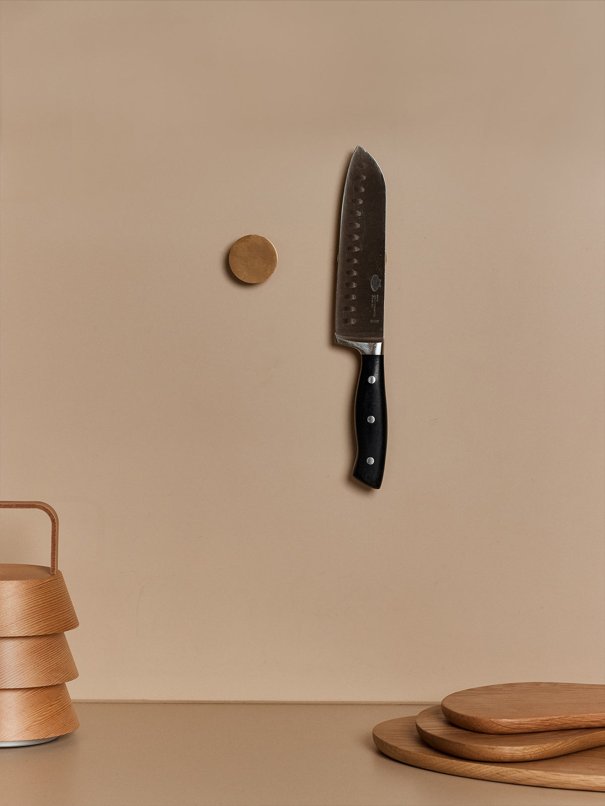 Pluto Messerhalter in Messing präsentiert im Onlineshop von KAQTU Design AG. Messerblock ist von Ferm Living