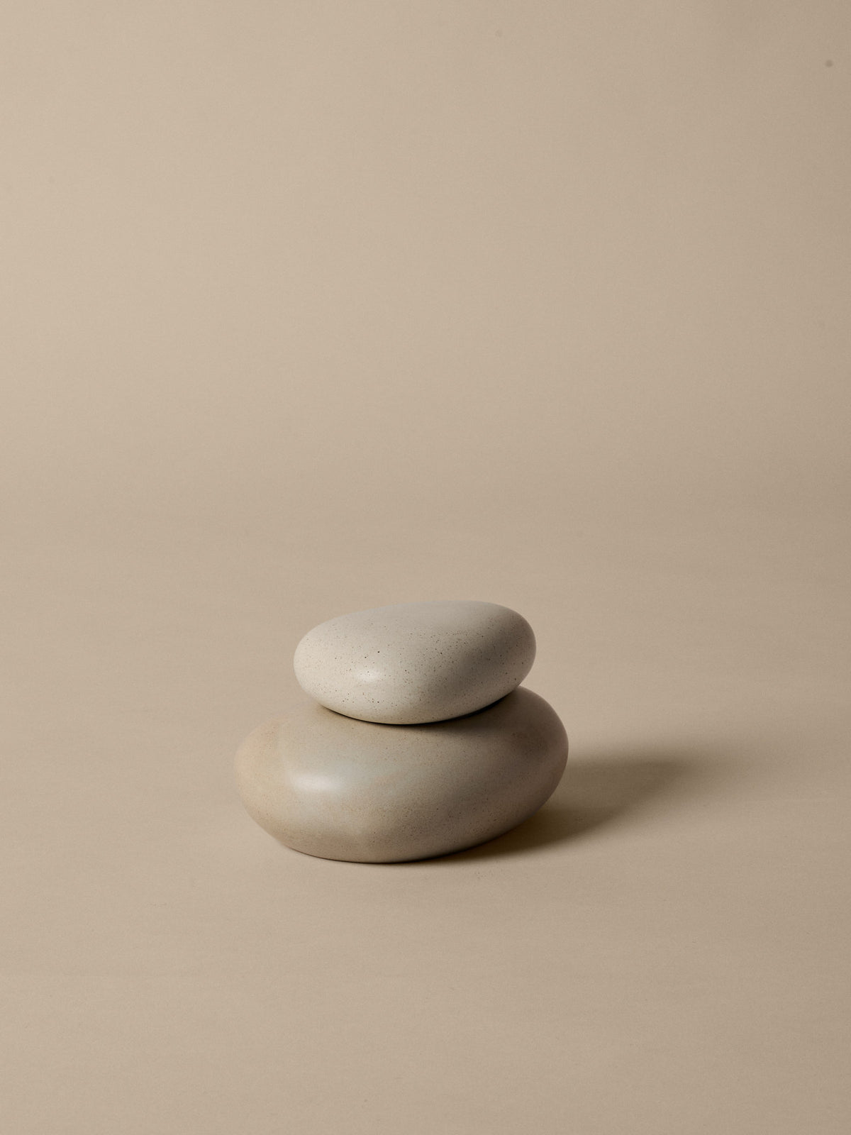 Pebble Box in Sand/Creme präsentiert im Onlineshop von KAQTU Design AG. Aufbewahrungsbox ist von Ferm Living
