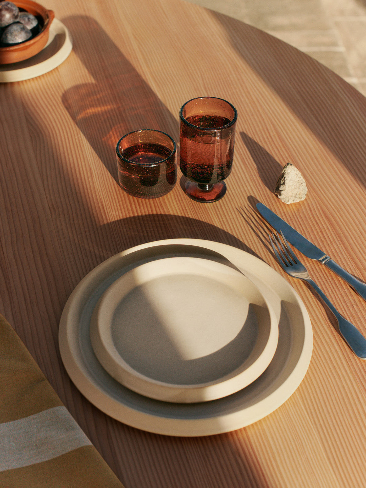 Erena Essteller Ø29 in Sahne präsentiert im Onlineshop von KAQTU Design AG. Teller ist von Ferm Living