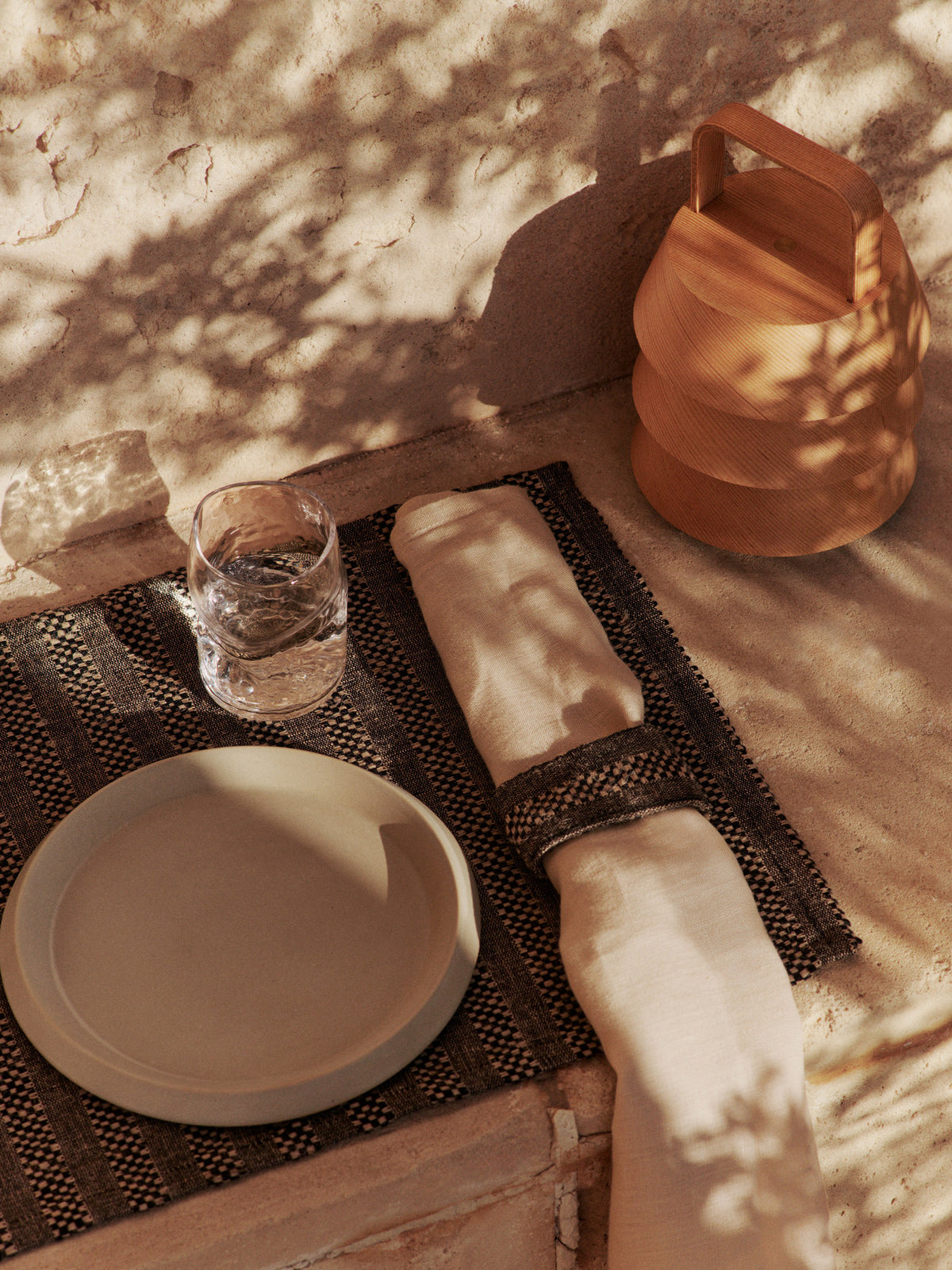 Erena Seitenplatte Ø22 in Sahne präsentiert im Onlineshop von KAQTU Design AG. Platte ist von Ferm Living