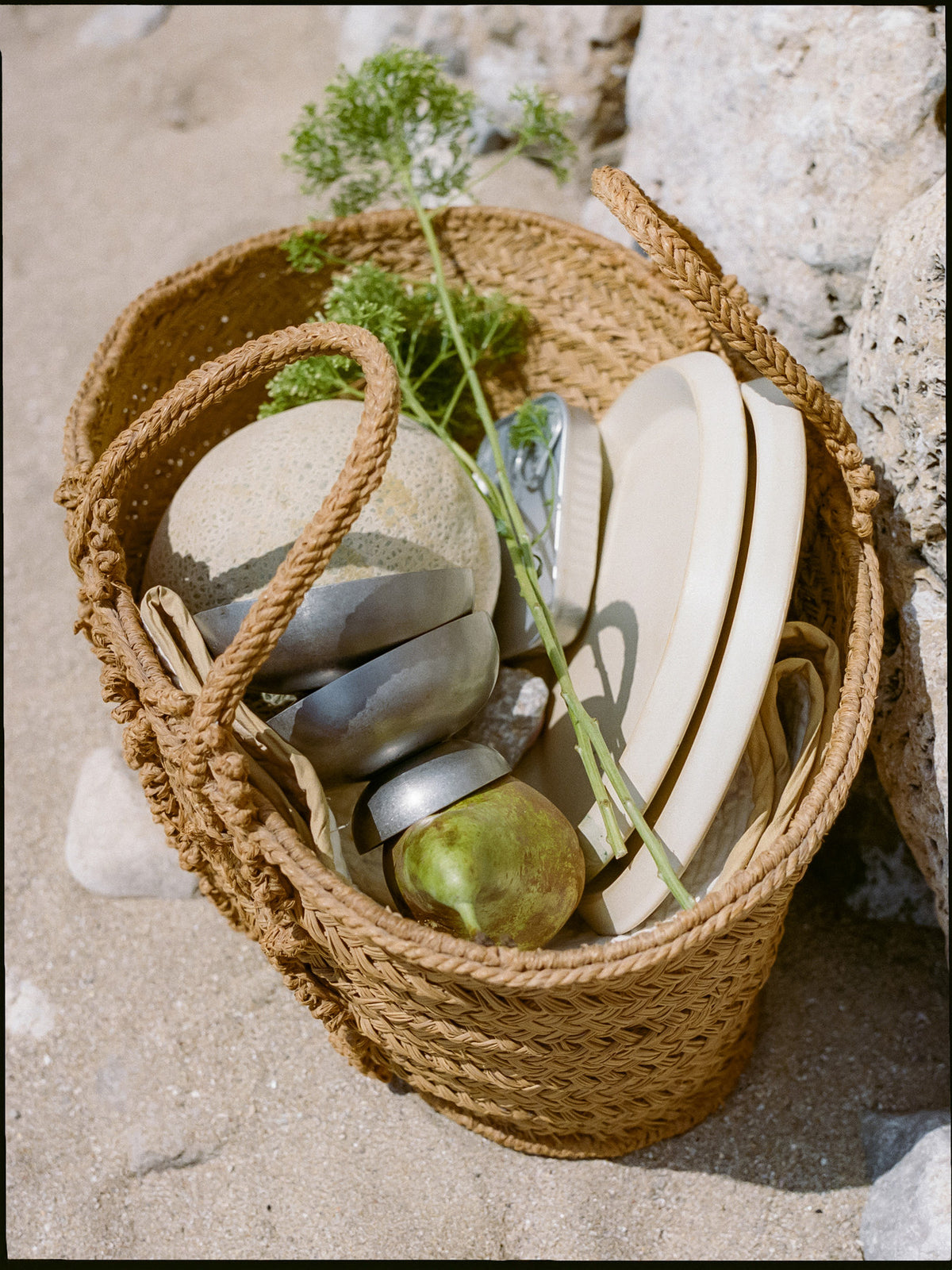 Erena Seitenplatte Ø22 in Sahne präsentiert im Onlineshop von KAQTU Design AG. Platte ist von Ferm Living