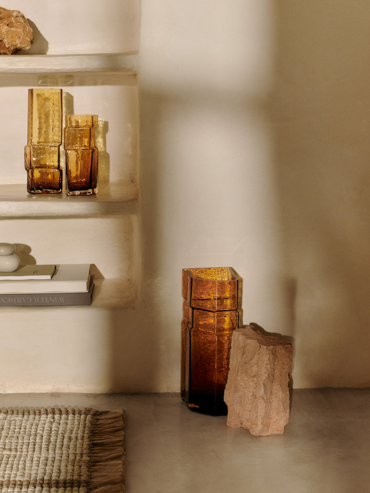 Muro Vase H30 in Recyceltes Bernstein präsentiert im Onlineshop von KAQTU Design AG. Vase ist von Ferm Living