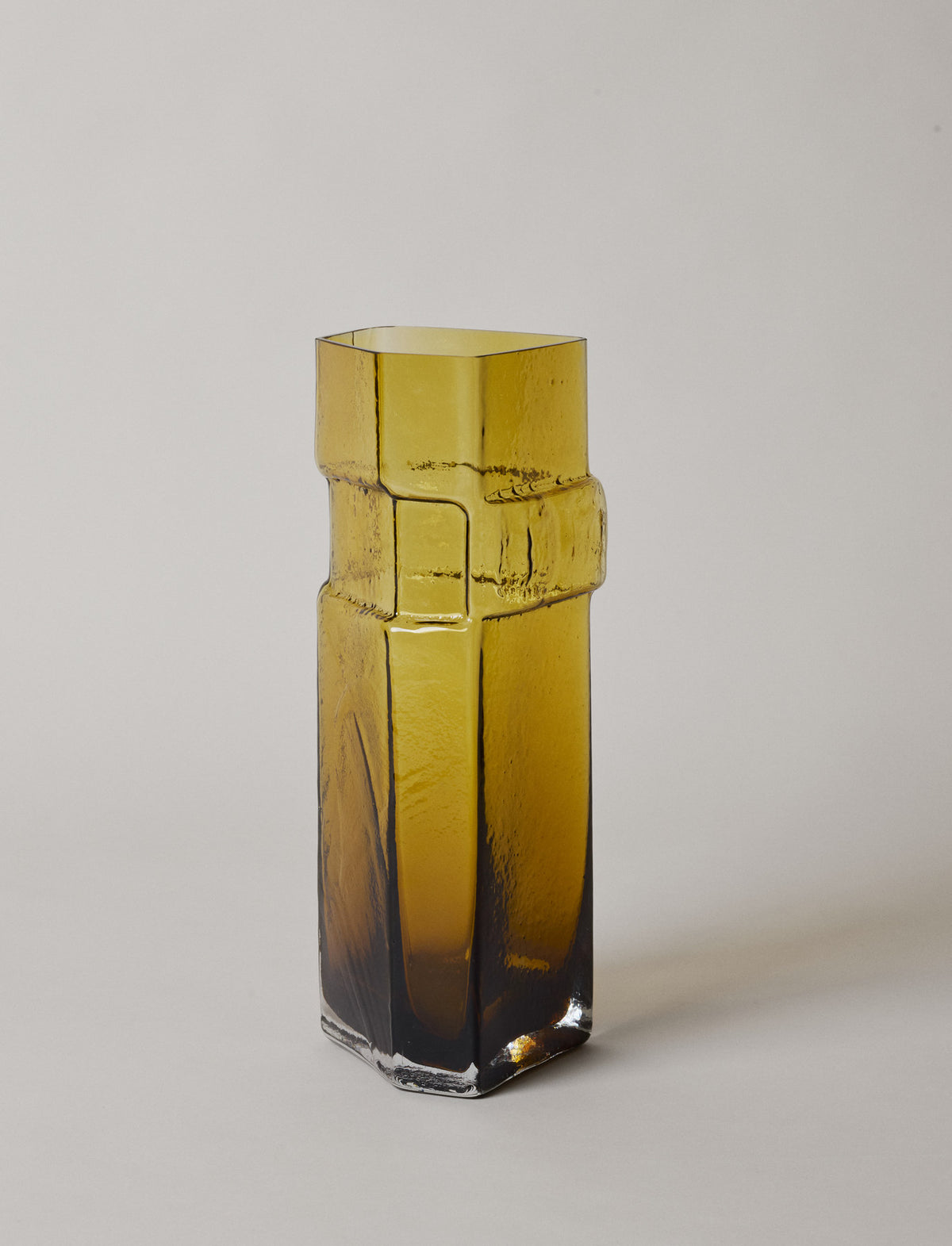 Muro Vase H38 in Recyceltes Bernstein präsentiert im Onlineshop von KAQTU Design AG. Vase ist von Ferm Living