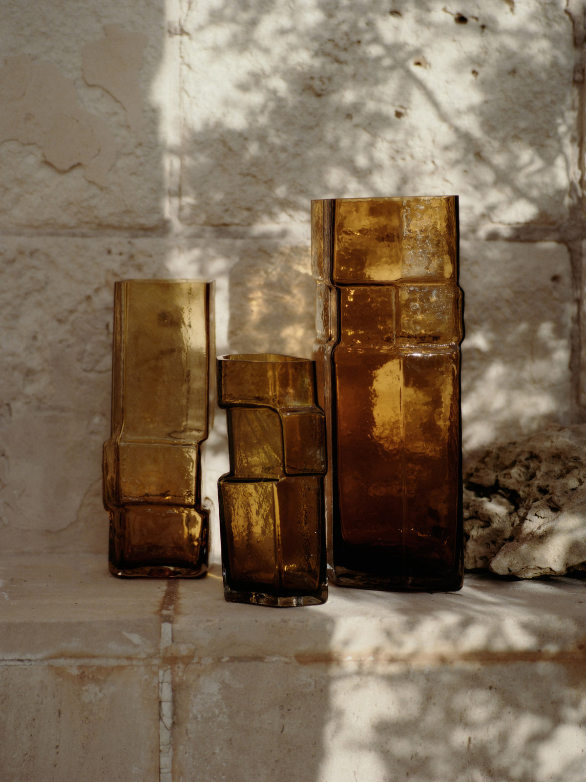 Muro Vase H38 in Recyceltes Bernstein präsentiert im Onlineshop von KAQTU Design AG. Vase ist von Ferm Living