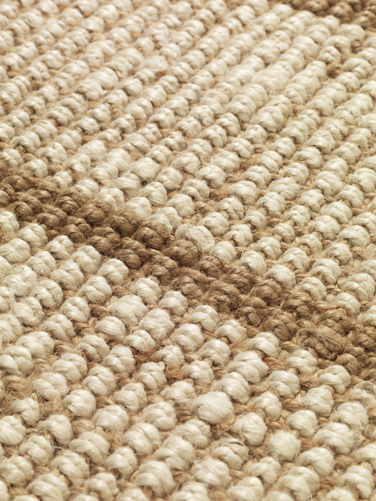 Athen Stripes Teppich 140 x 200 in Natürlich/Cremeweiss präsentiert im Onlineshop von KAQTU Design AG. Teppich ist von Ferm Living