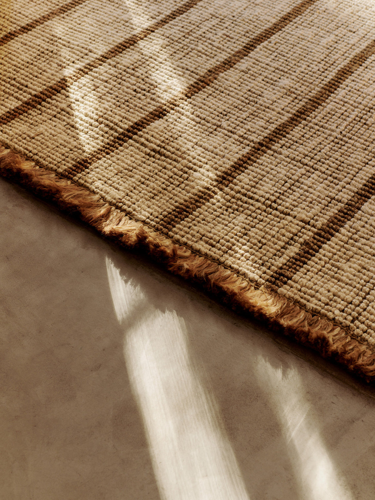 Athen Stripes Teppich 200 x 300 in Natürlich/Cremeweiss präsentiert im Onlineshop von KAQTU Design AG. Teppich ist von Ferm Living