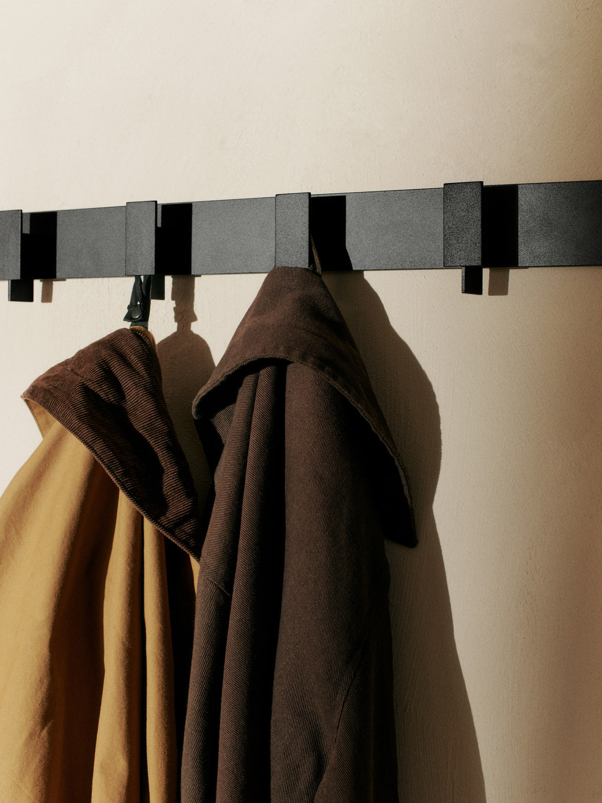 Lager Kleiderständer in Schwarz präsentiert im Onlineshop von KAQTU Design AG. Kleiderständer ist von Ferm Living