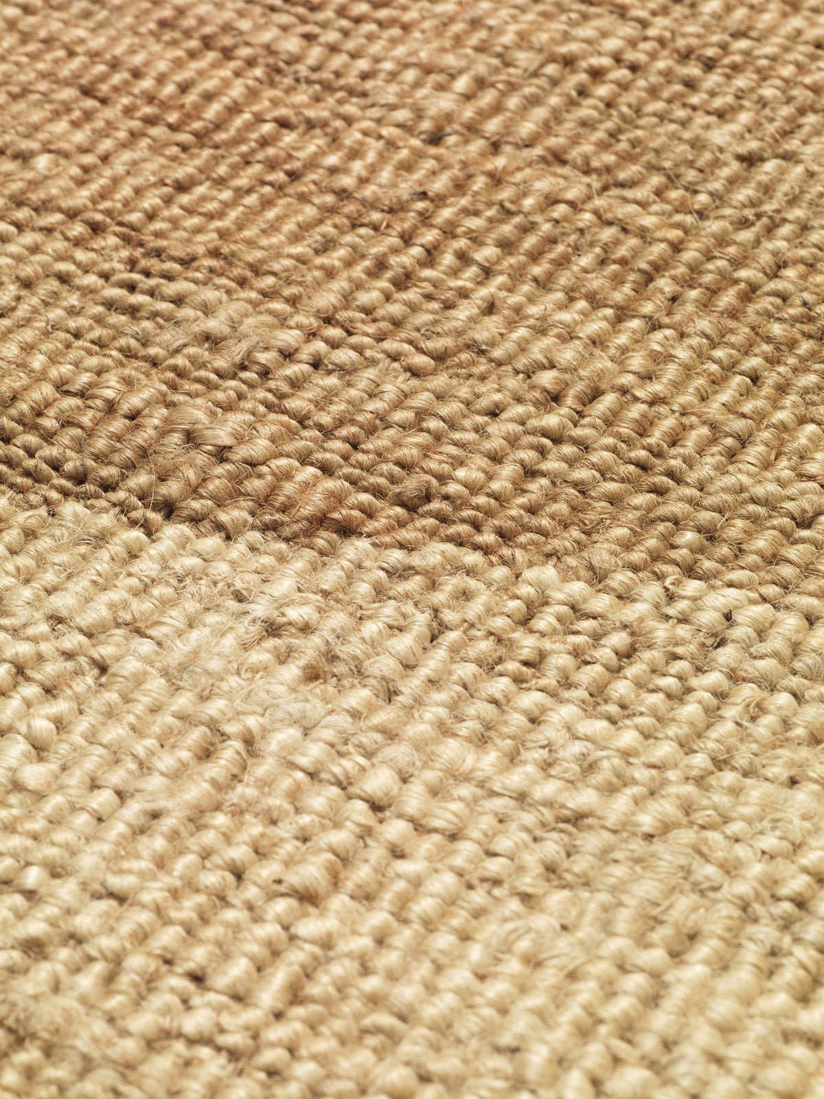 Studie Teppich von Ferm Living aus 100% Jute in Natürlich/Cremeweiss mit erhabenem Dreiecksmuster in Soumak-Webtechnik, rechteckige Form