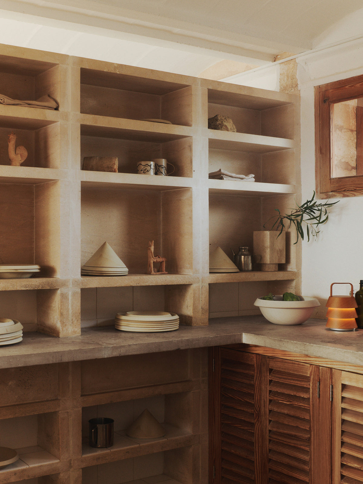 Erena Cloche Ø19 in Sahne präsentiert im Onlineshop von KAQTU Design AG. Geschirr ist von Ferm Living