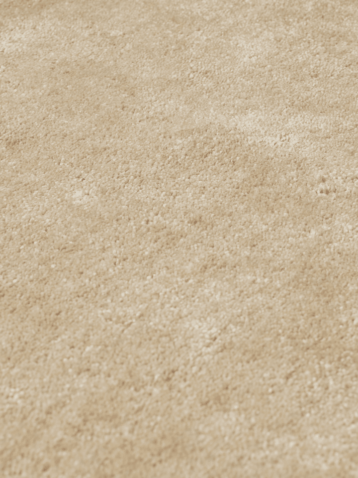 Eleganter Firth Jute Teppich in sanften Beige- und Cremetönen, 140 x 200 cm, ideal für stilvolle und einladende Wohnambiente von Ferm Living.