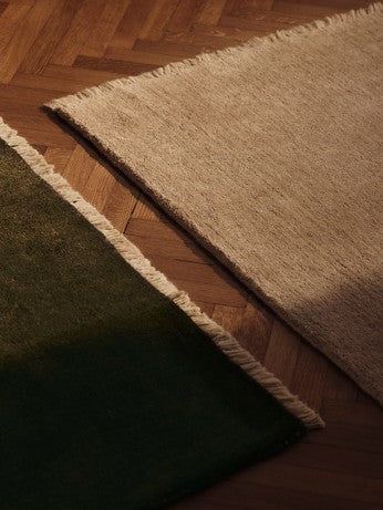 Eleganter Firth Jute Teppich in Off-white, 140 x 200 cm, ideal für ein stilvolles Wohnambiente, präsentiert von Ferm Living.