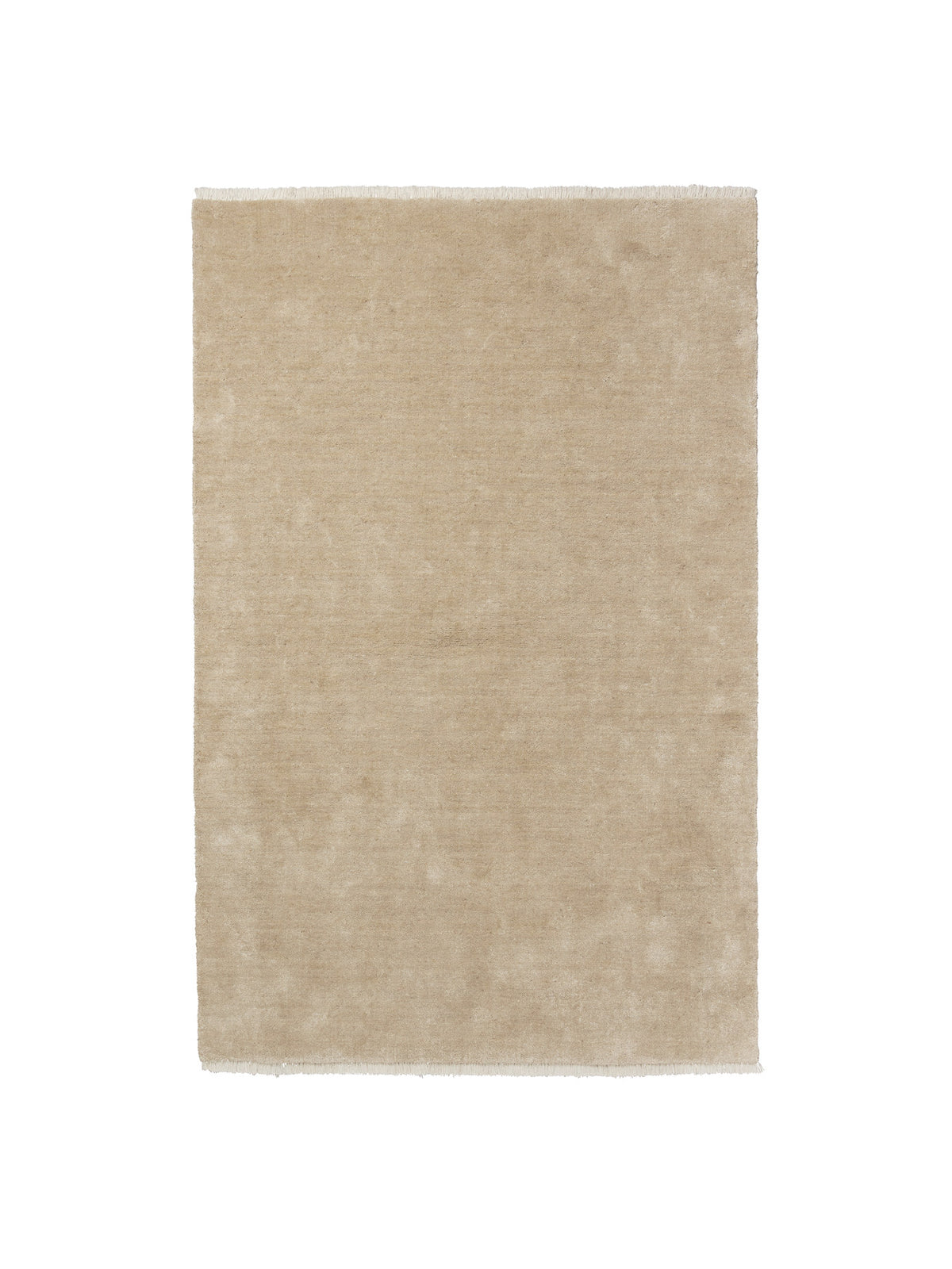 Firth Jute-Teppich von Ferm Living in Off-White, handgewebt aus Jute und Baumwolle mit weichen Fransen, rechteckige Form, bodenständige Struktur.