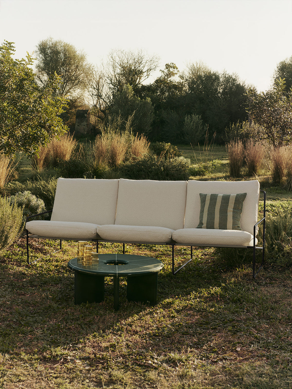 Deya Loungetisch Ø80 in Dunkelgrün präsentiert im Onlineshop von KAQTU Design AG. Loungetisch ist von Ferm Living