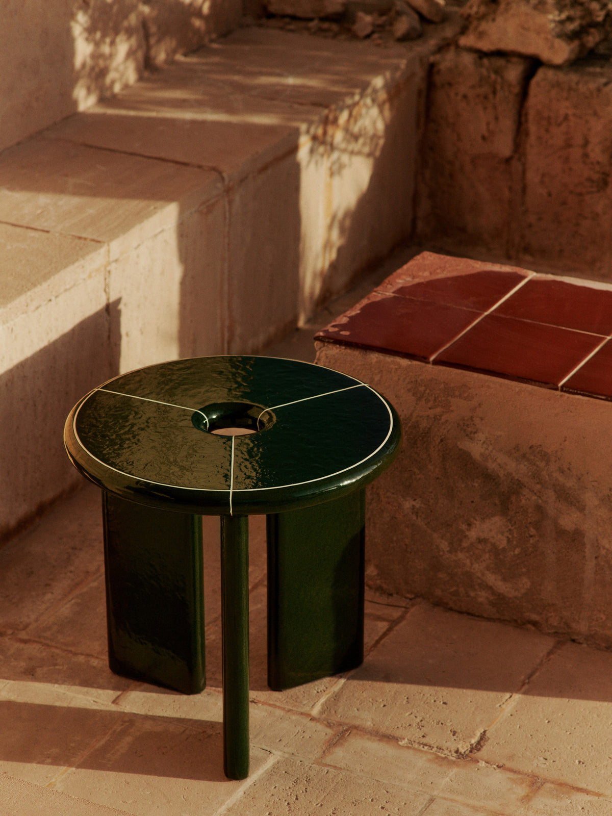 Deya Beistelltisch Ø47 in Dunkelgrün präsentiert im Onlineshop von KAQTU Design AG. Beistelltisch Outdoor ist von Ferm Living