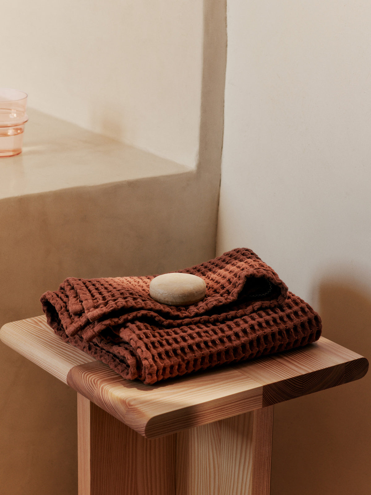 Organic Badetuch in Brauner Ton präsentiert im Onlineshop von KAQTU Design AG. Badetuch ist von Ferm Living