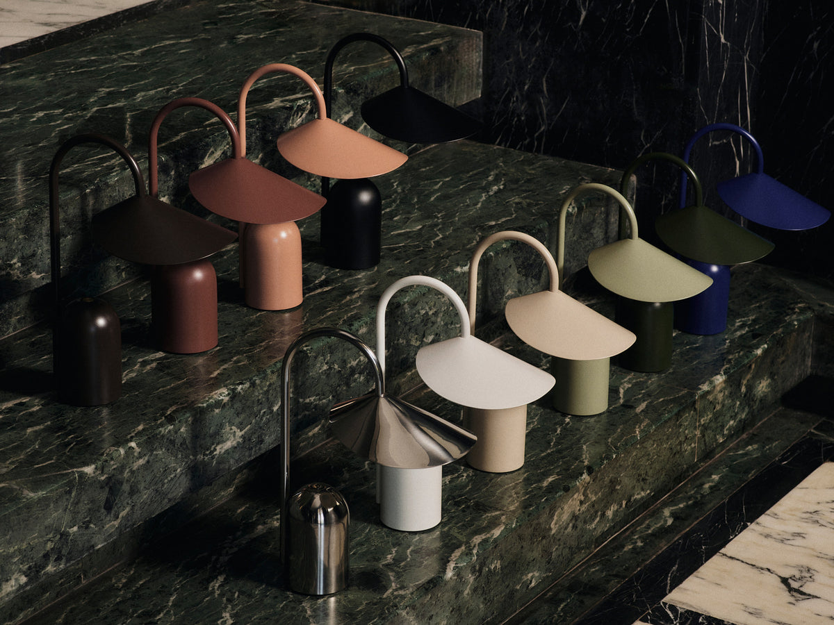 Arum portable Tischleuchte in Dunkle Schokolade präsentiert im Onlineshop von KAQTU Design AG. Tischleuchte ist von Ferm Living