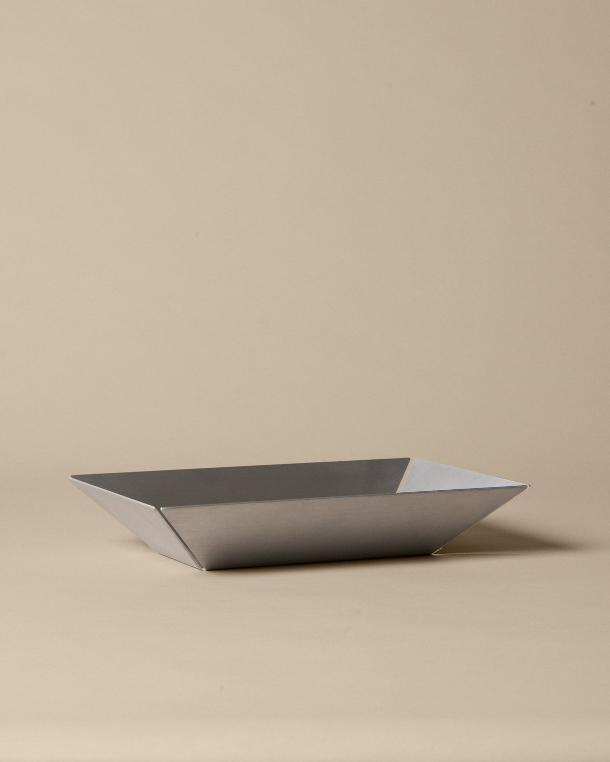 Press High Schale in Aluminium präsentiert im Onlineshop von KAQTU Design AG. Schale ist von Ferm Living