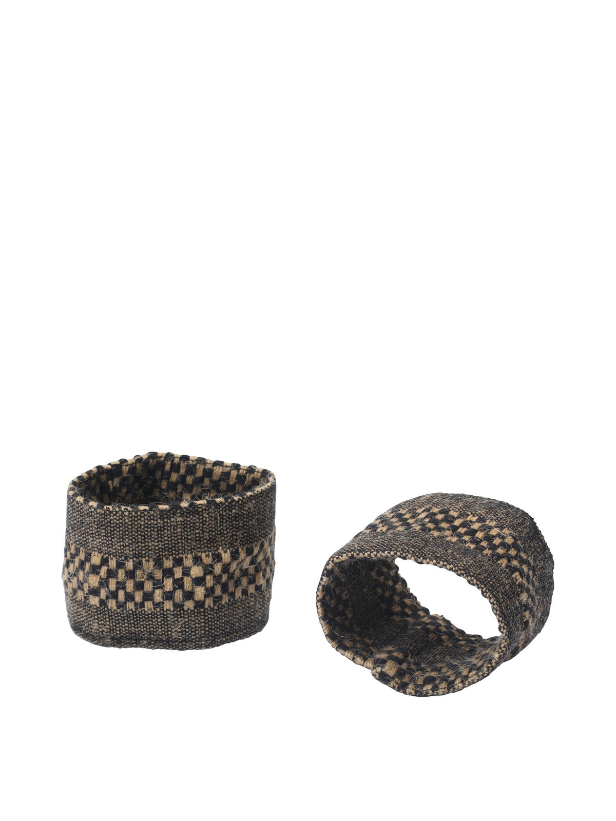 Gather Serviettenringe Set aus 2 in Schwarz/Natur präsentiert im Onlineshop von KAQTU Design AG. Küchenhelfer ist von Ferm Living