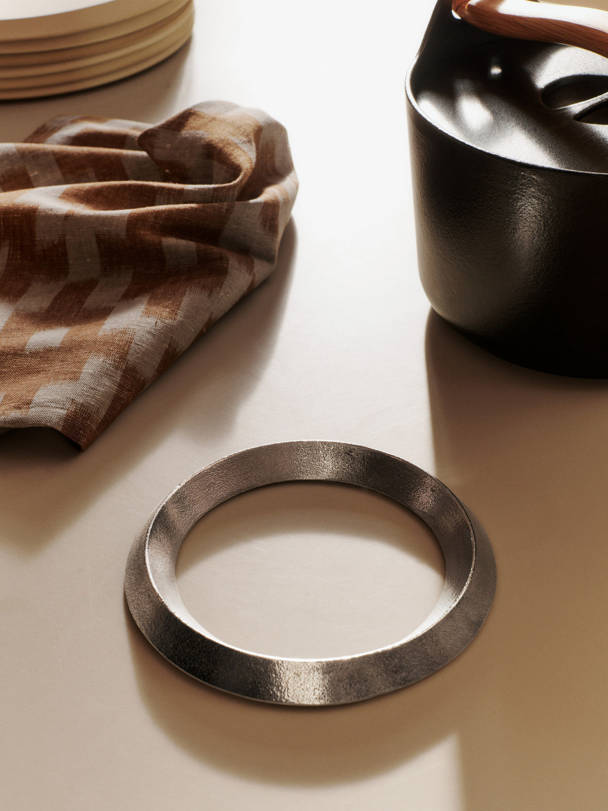 Levee Untersetzer in Aluminium präsentiert im Onlineshop von KAQTU Design AG. Pfannenuntersatz ist von Ferm Living