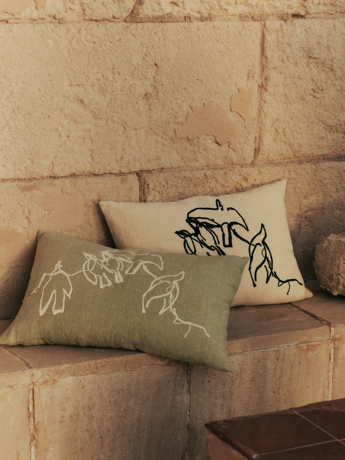 Vuelo Kissenbezug in Elm Green präsentiert im Onlineshop von KAQTU Design AG. Deko Kissenbezug ist von Ferm Living