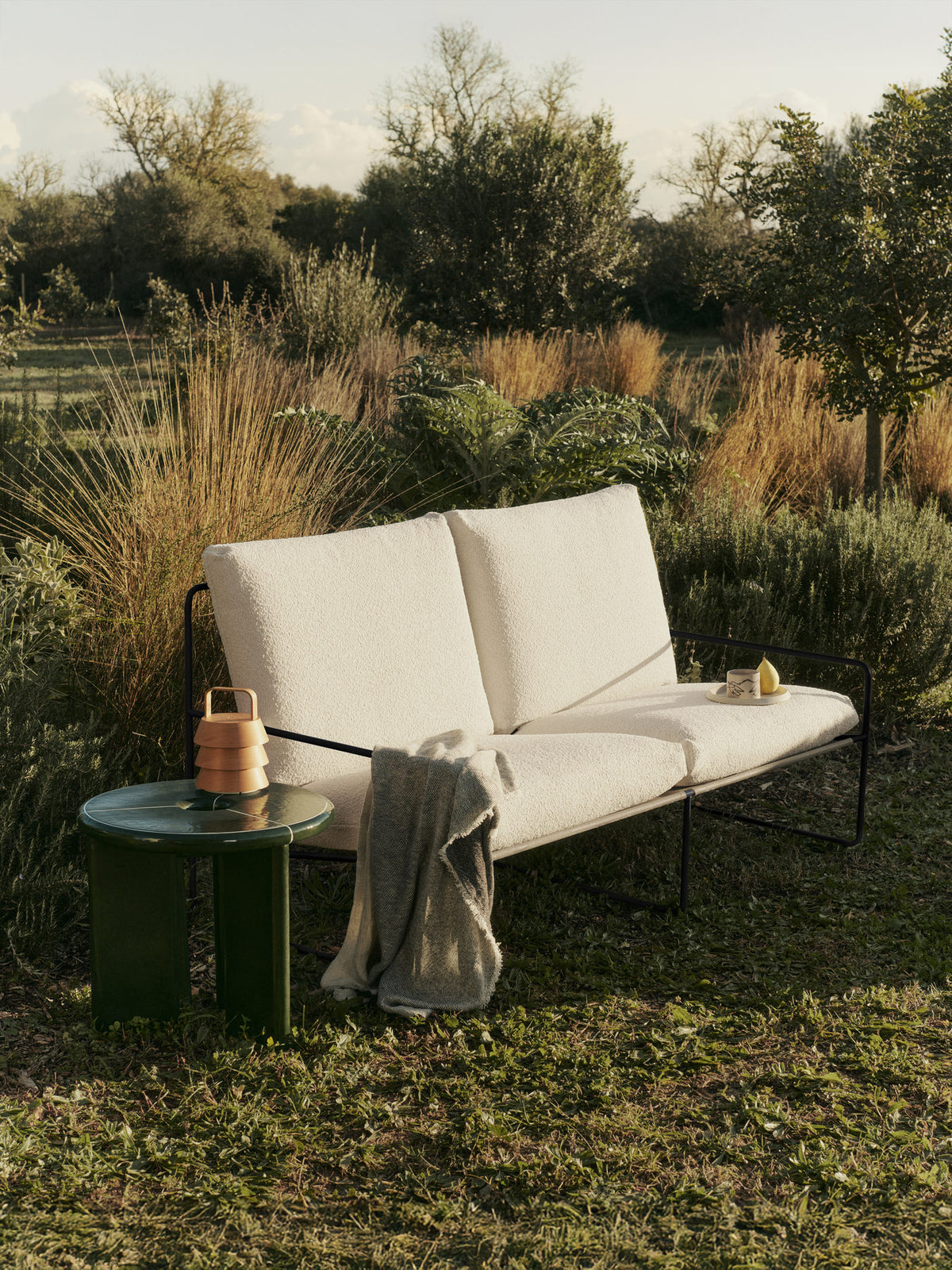 Desert 2-Sitzer in Schwarz/Weiss präsentiert im Onlineshop von KAQTU Design AG. Lounge Sofa ist von Ferm Living