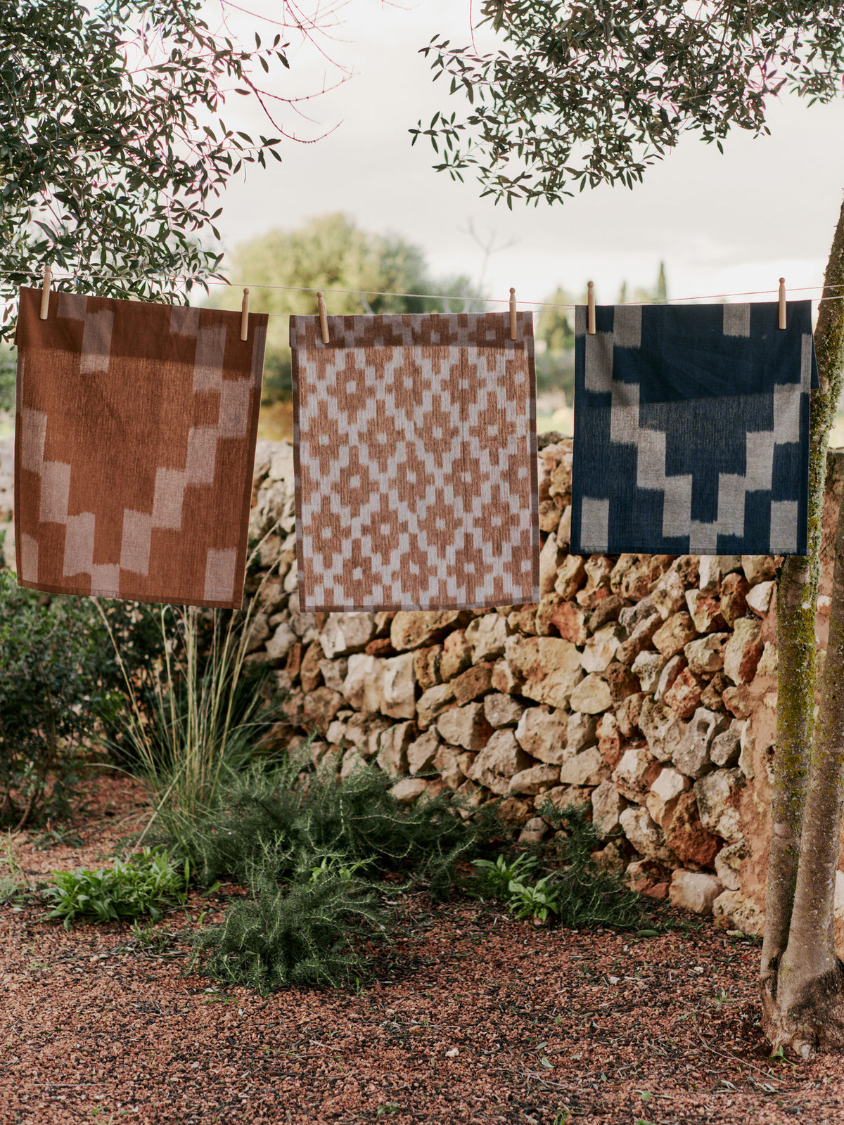 Ikat Geschirrtuch in Nebelblau/Terrakotta präsentiert im Onlineshop von KAQTU Design AG. Küchentuch ist von Ferm Living