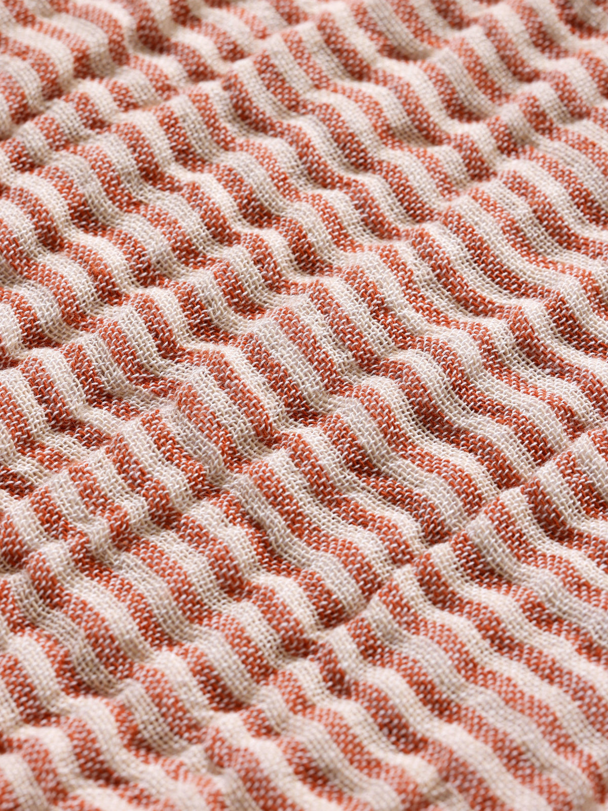 Fino Bettüberwurf in Terrakotta/Weisslich präsentiert im Onlineshop von KAQTU Design AG. Wolldecke ist von Ferm Living