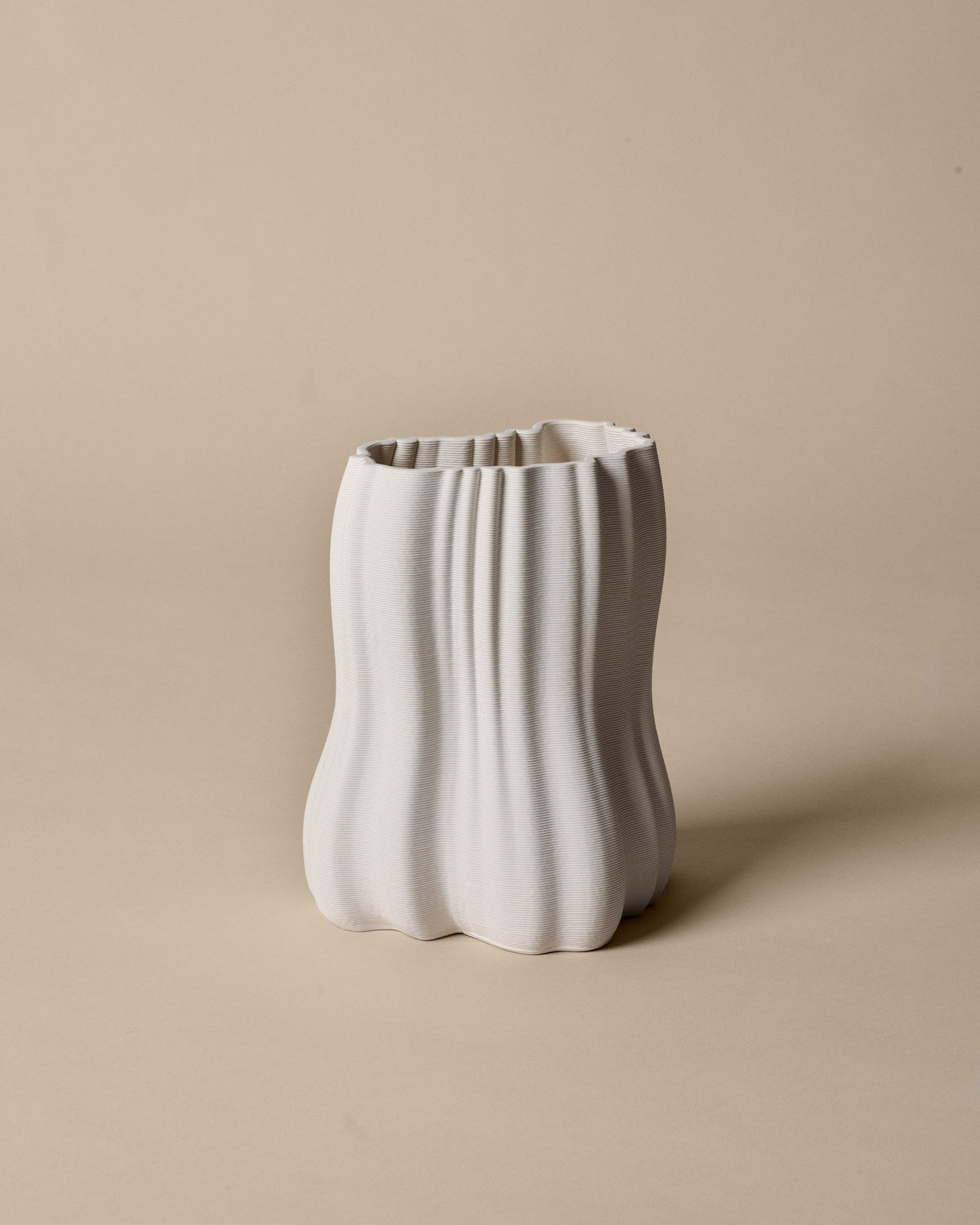 Moire Vase von Ferm Living aus Steingut, aussen unglasiert mit feinem Schichtmuster, innen glasiert, in Cremeweiss.
