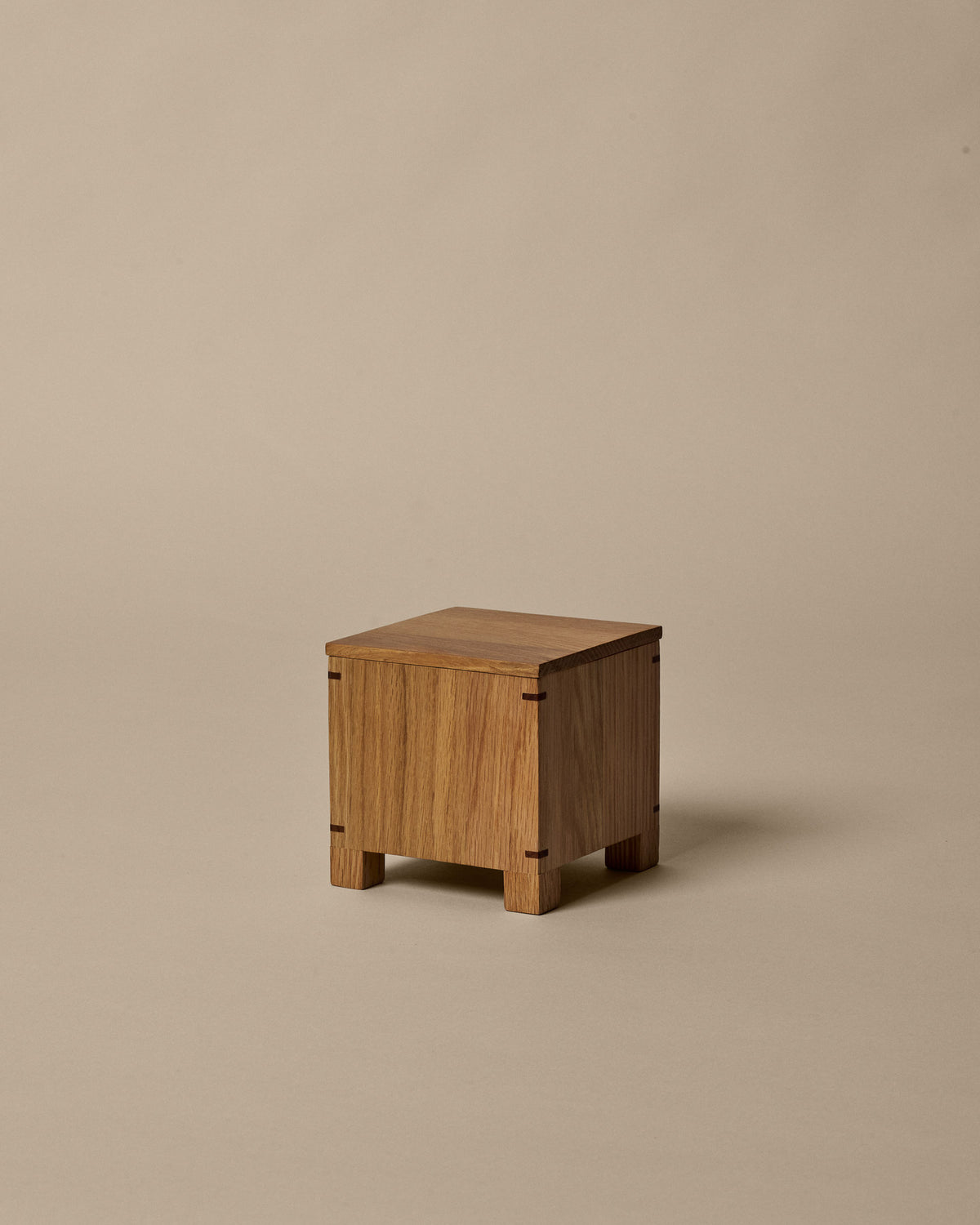 Bon Knoblauchbox in Natürliche Eiche präsentiert im Onlineshop von KAQTU Design AG. Küchenhelfer ist von Ferm Living