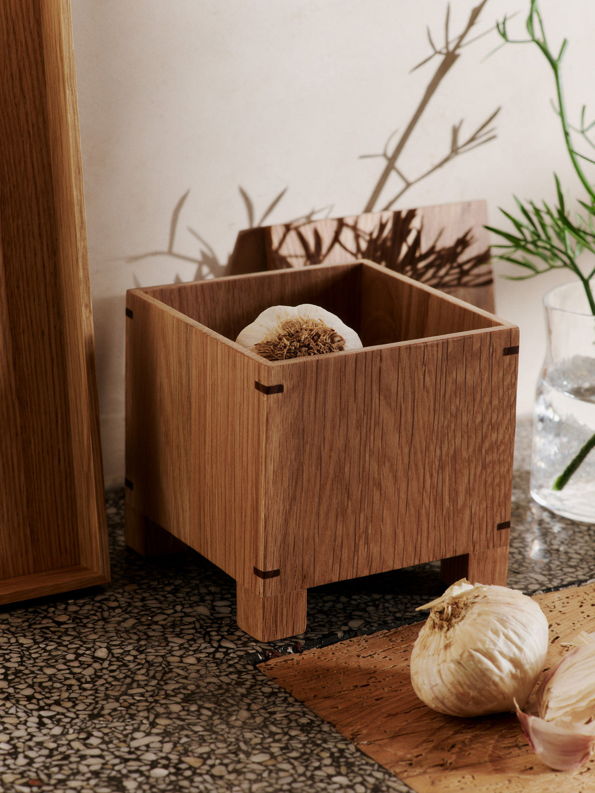 Bon Knoblauchbox in Natürliche Eiche präsentiert im Onlineshop von KAQTU Design AG. Küchenhelfer ist von Ferm Living