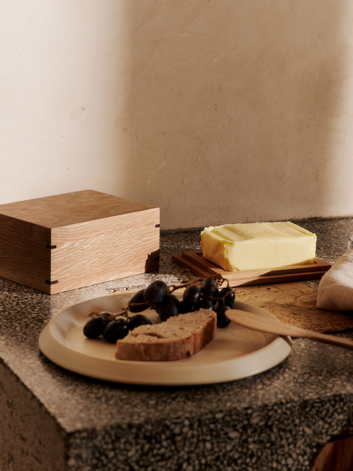 Bon Butter Box in Natürliche Eiche präsentiert im Onlineshop von KAQTU Design AG. Küchenhelfer ist von Ferm Living