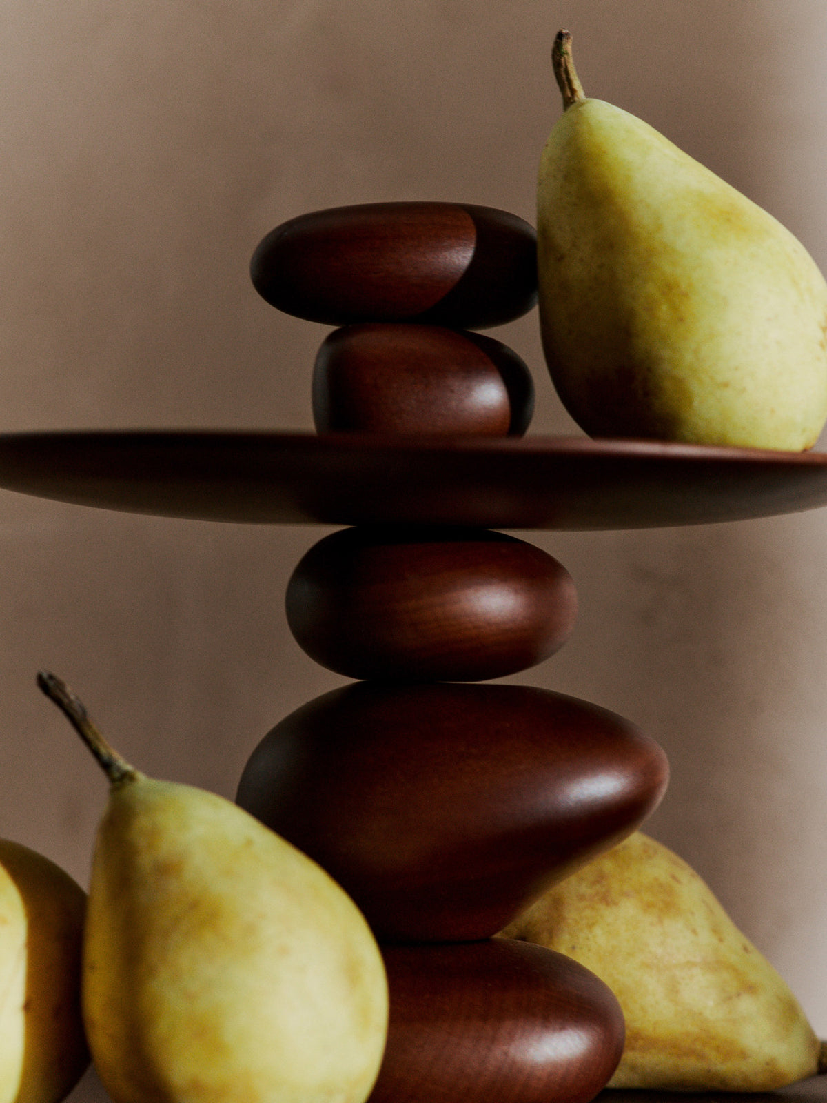 Pebble Dessert Stand in Dunkelbraun präsentiert im Onlineshop von KAQTU Design AG. Tortenplatte ist von Ferm Living